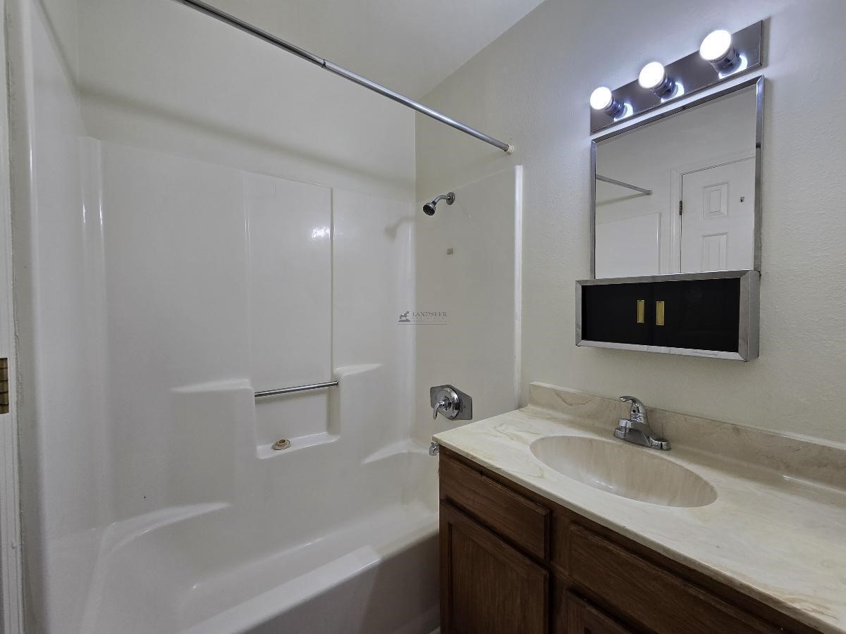 1700-1702 Calle de Oriente Norte