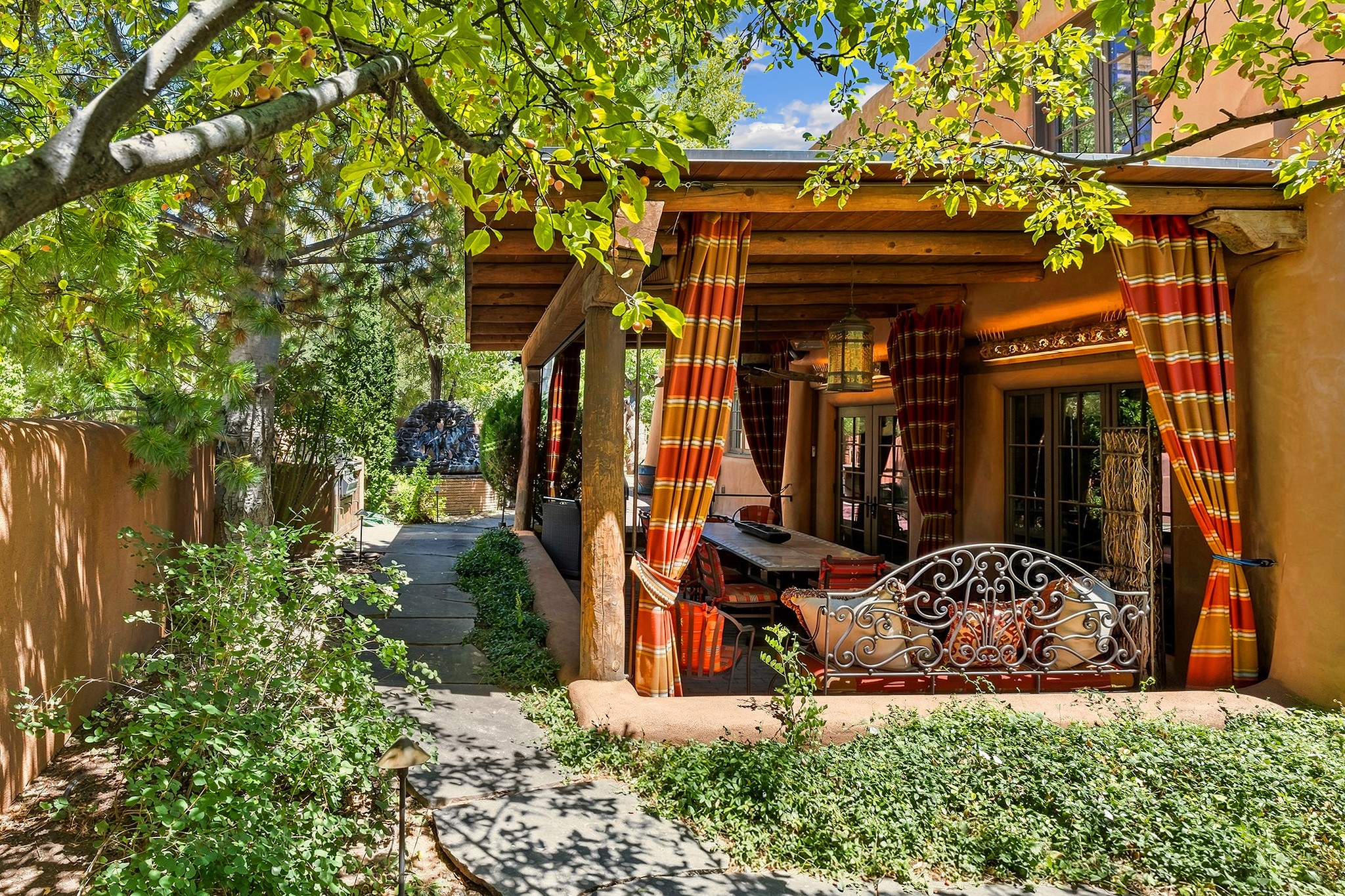 414 Acequia Madre