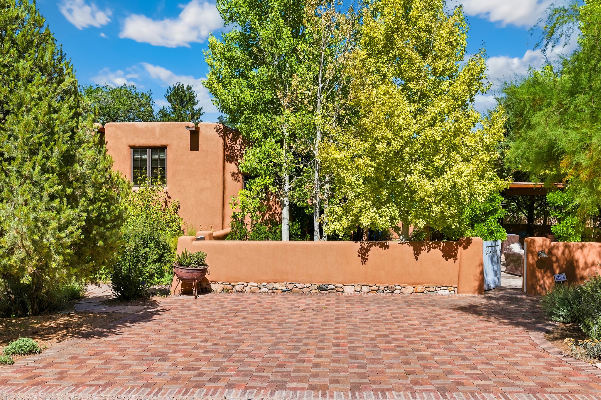 414 Acequia Madre