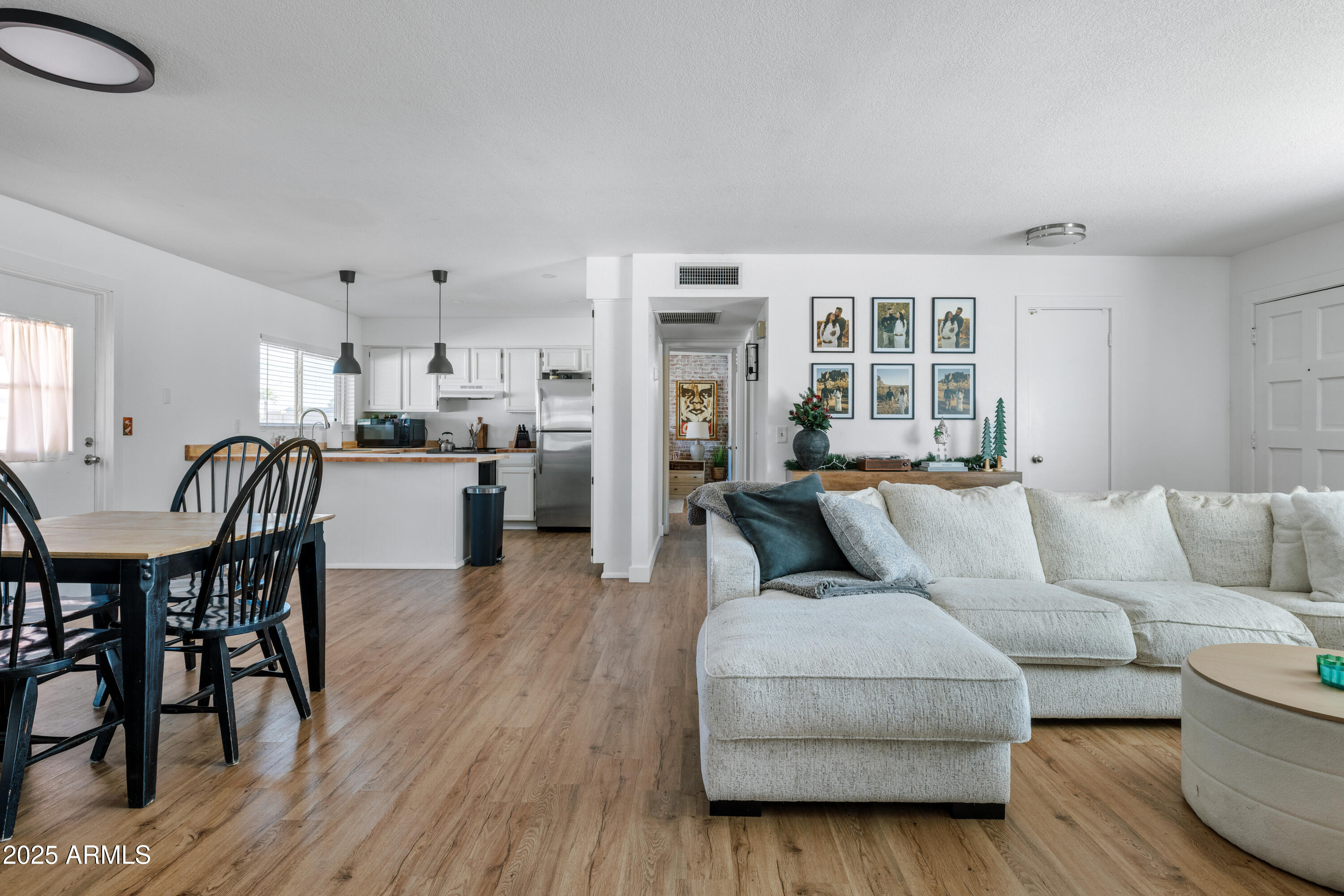 1006 W RIVIERA Circle