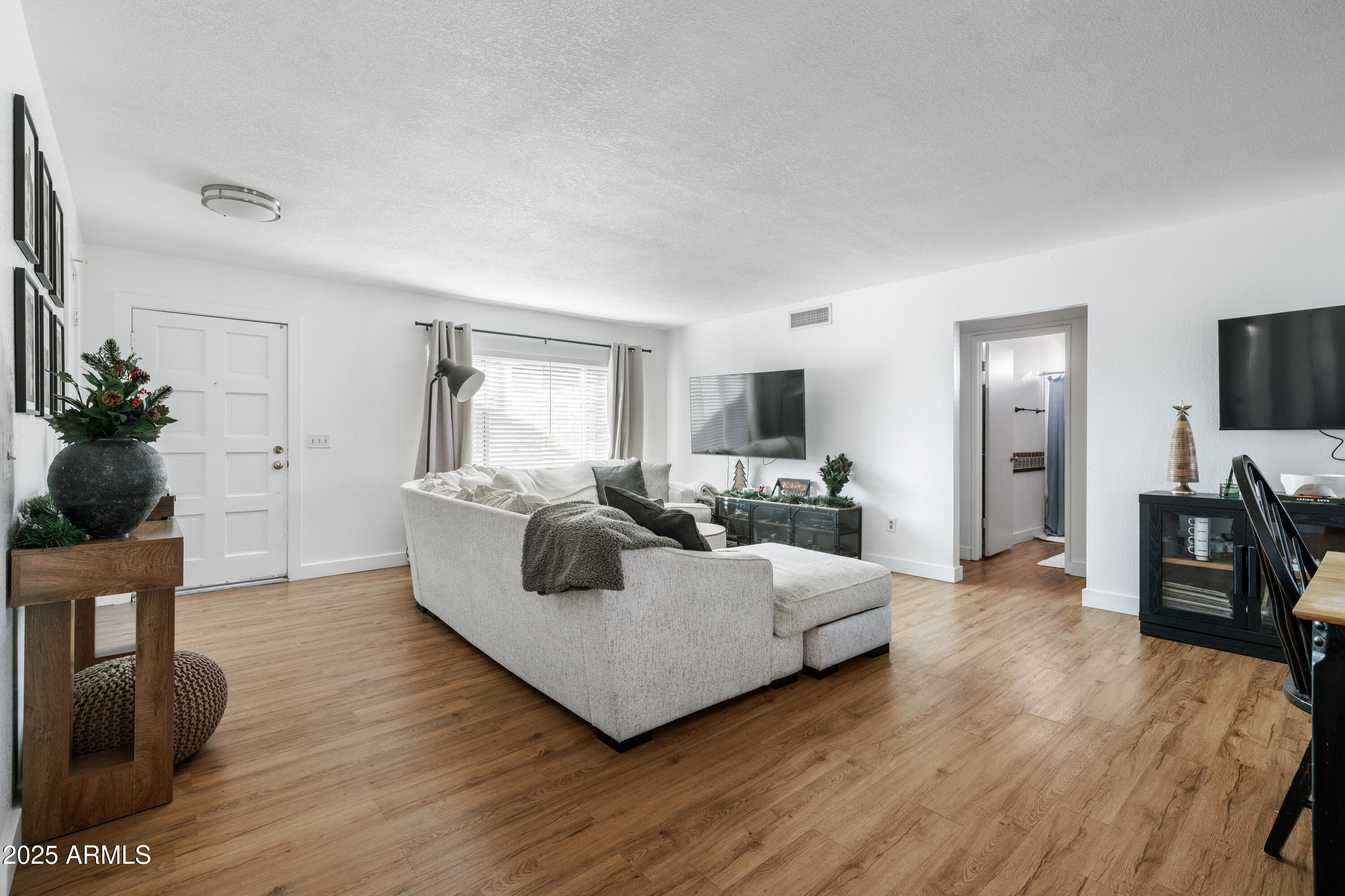 1006 W RIVIERA Circle