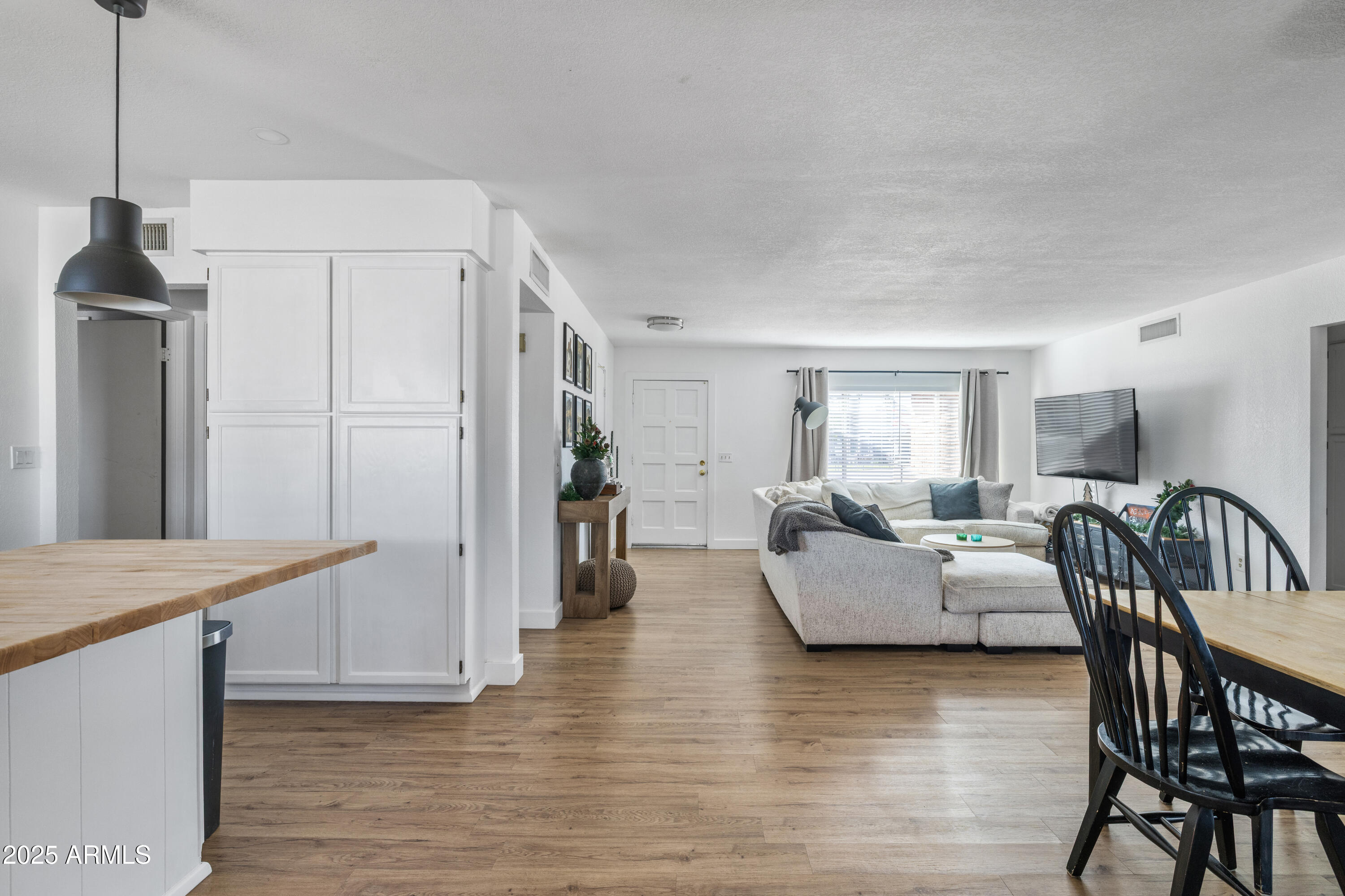 1006 W RIVIERA Circle