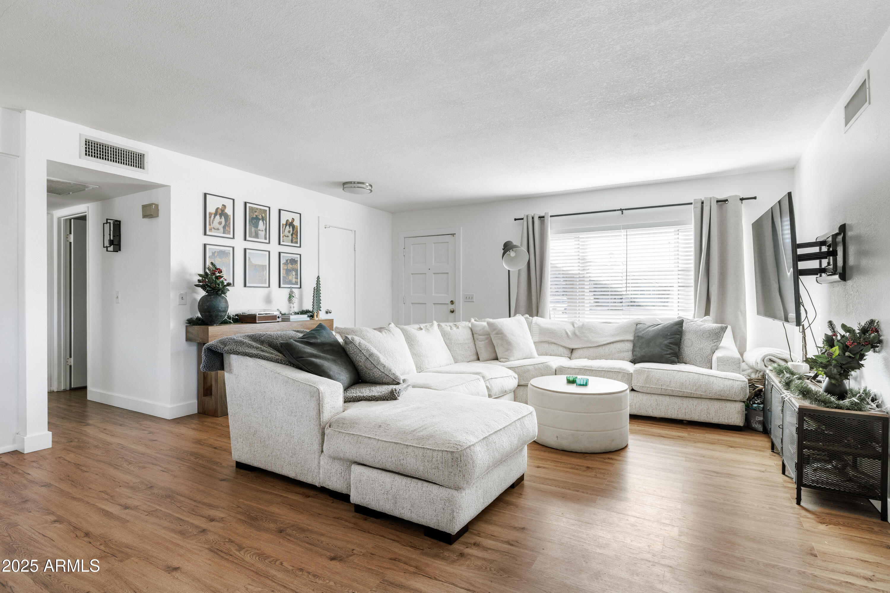 1006 W RIVIERA Circle