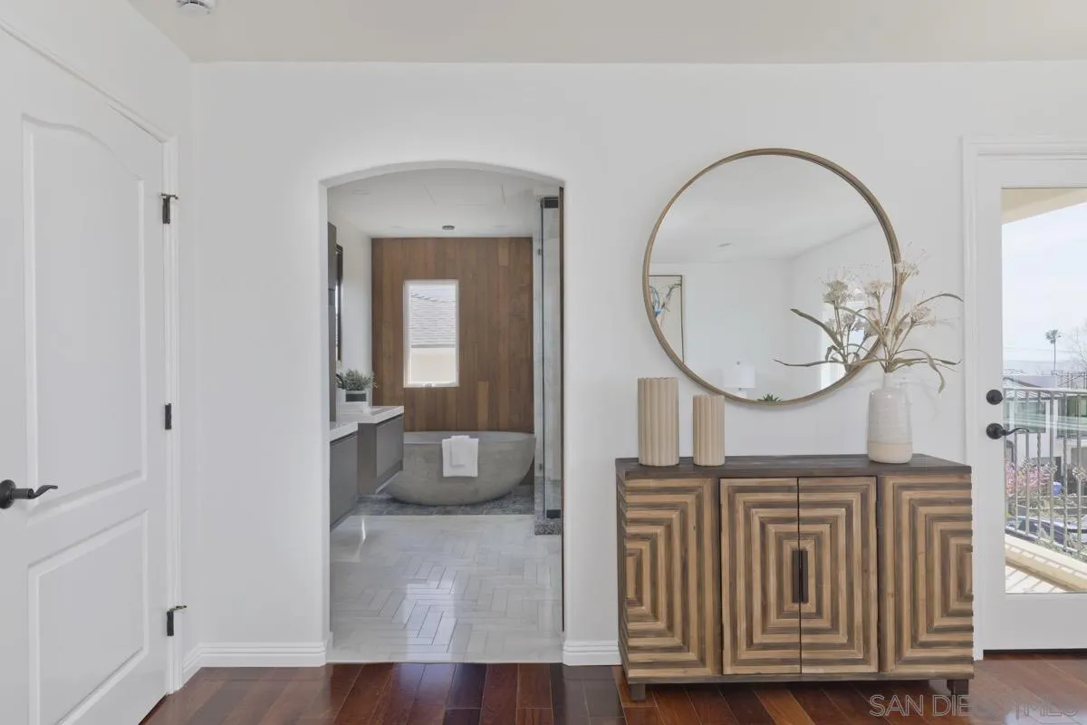 5627 Bellevue Ave