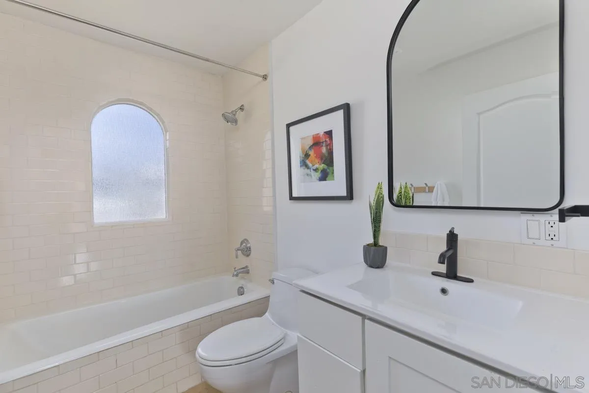 5627 Bellevue Ave