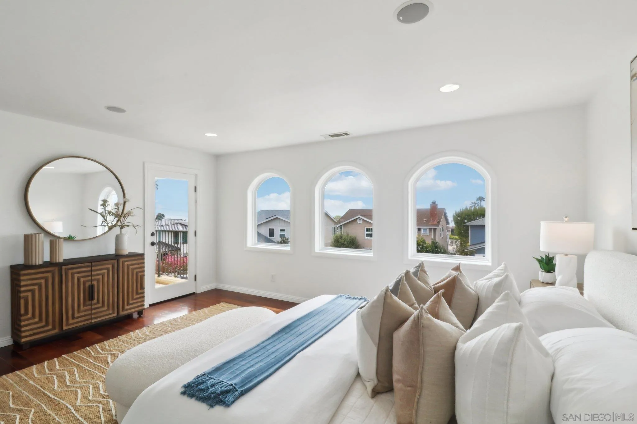 5627 Bellevue Ave