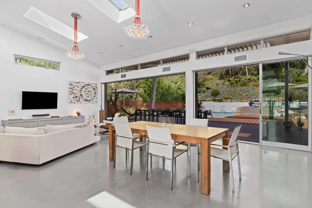 6672 Avenida Andorra