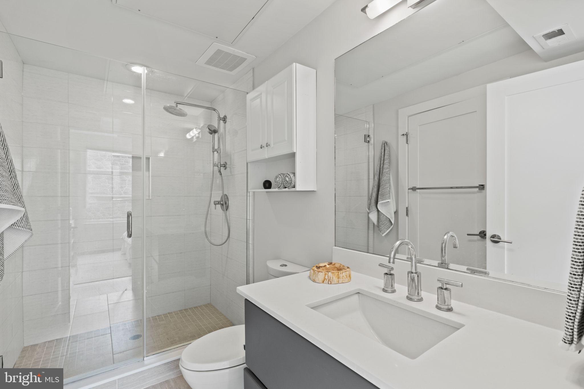 2337 Champlain St NW #105