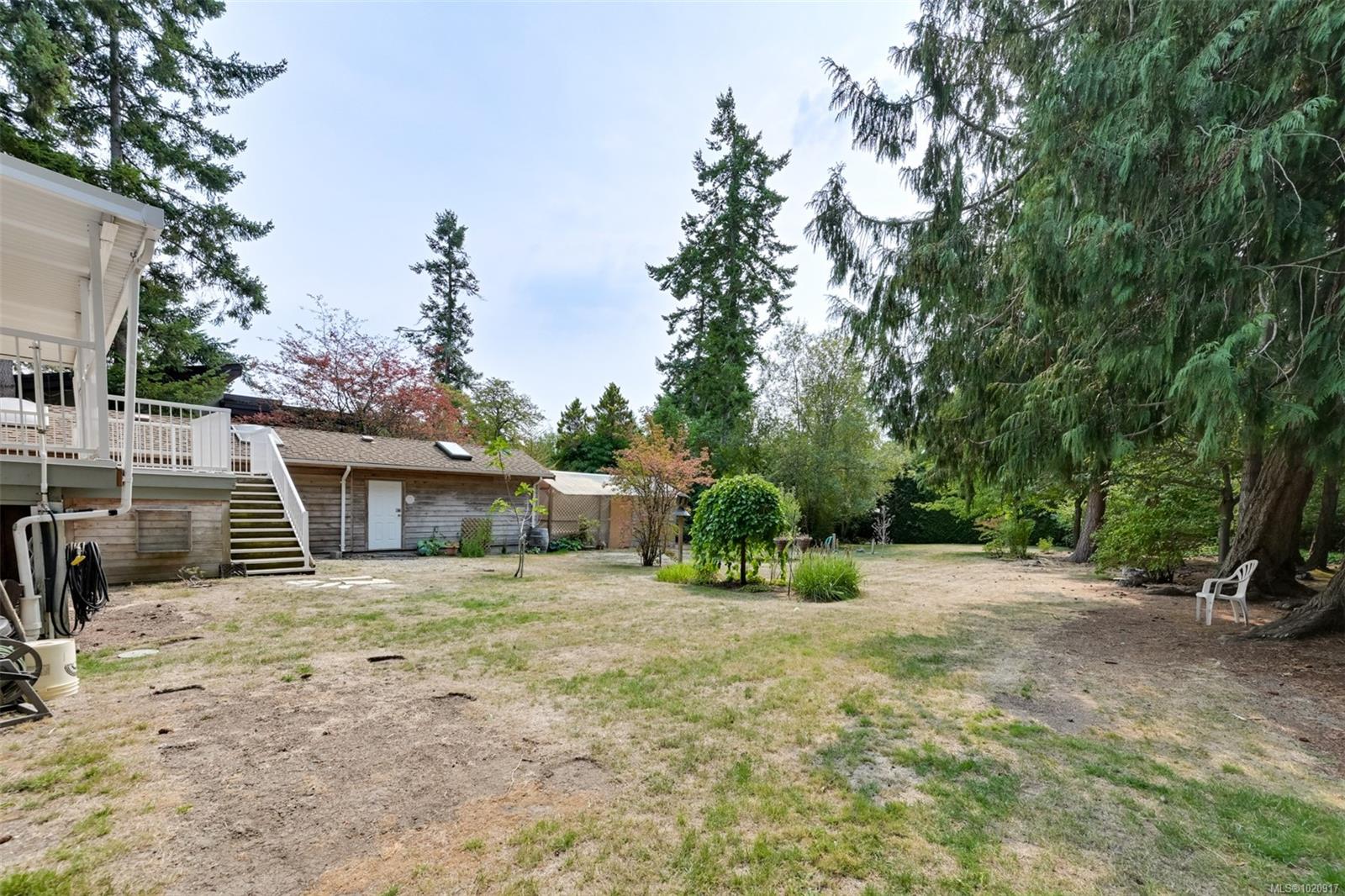 2587 MacDonald Dr W
