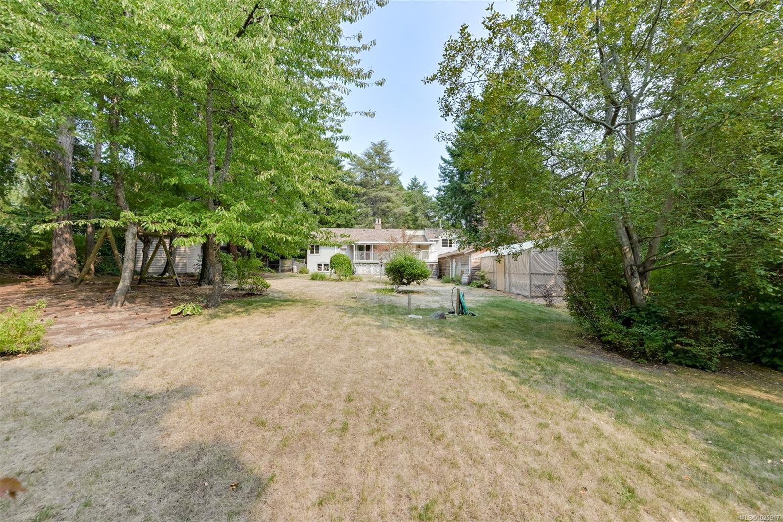 2587 MacDonald Dr W