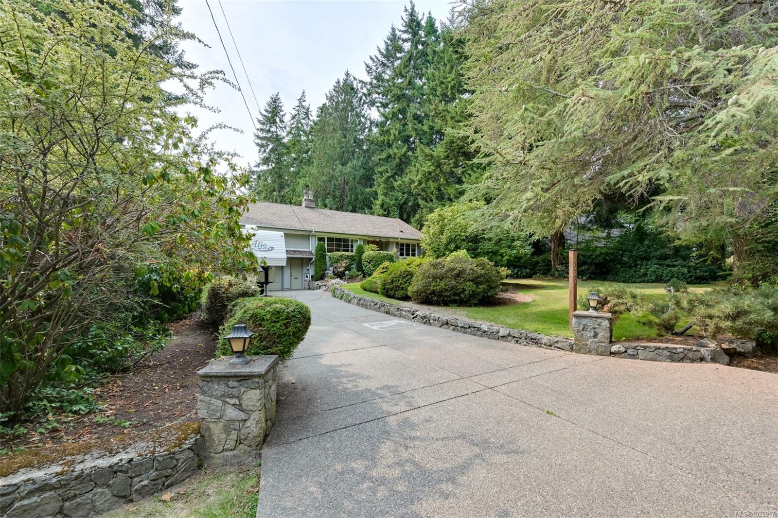 2587 MacDonald Dr W