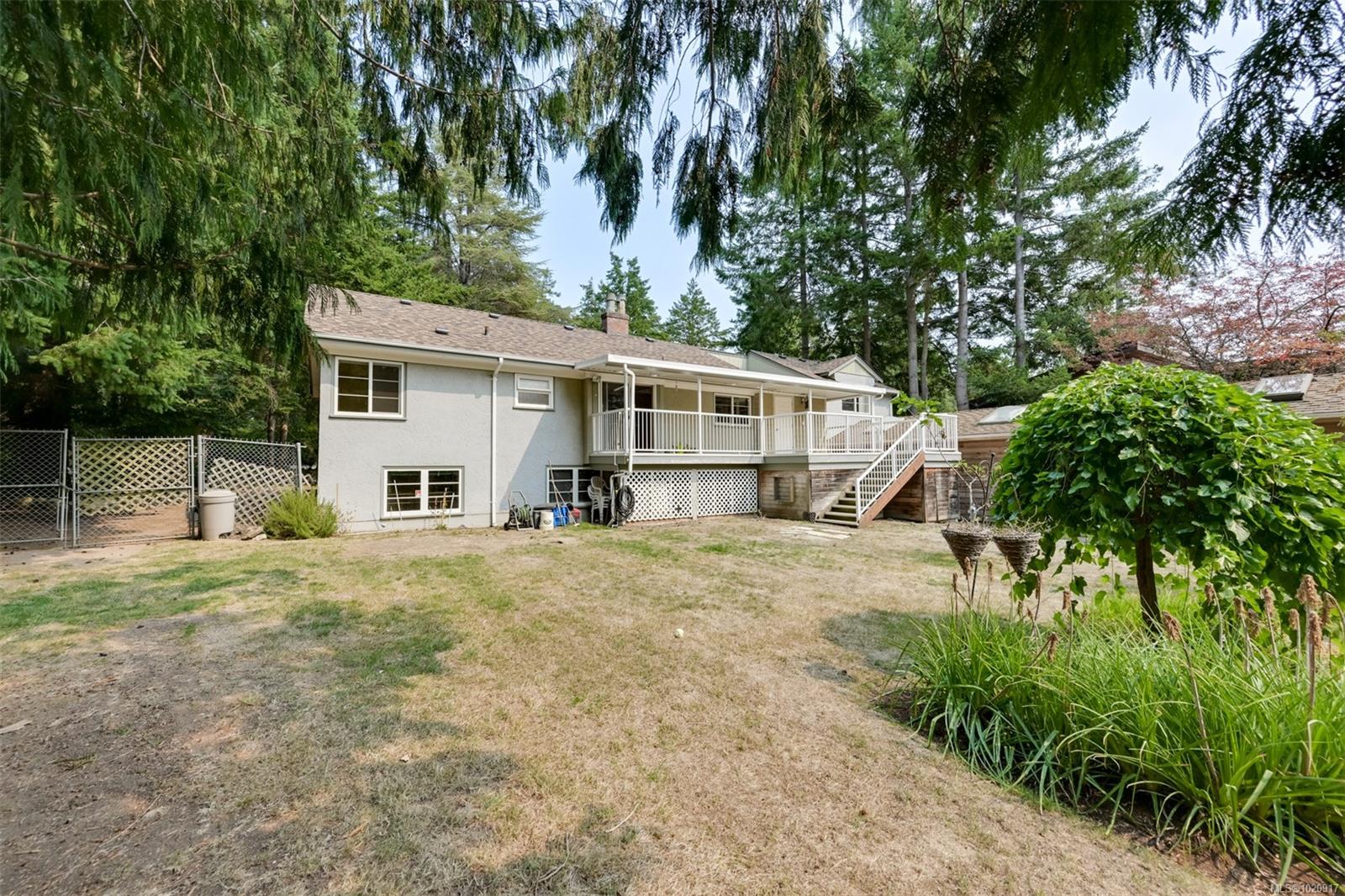 2587 MacDonald Dr W