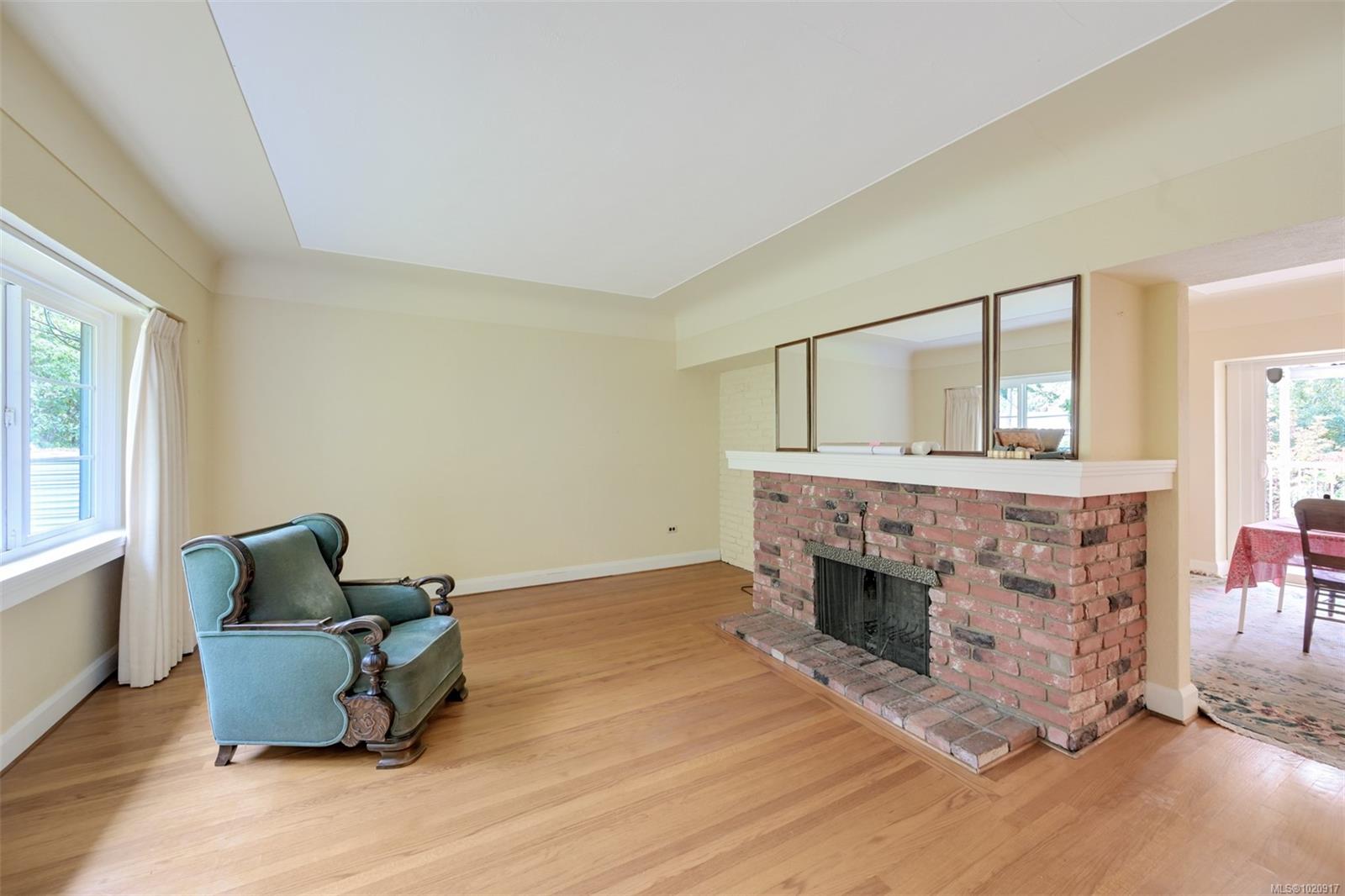 2587 MacDonald Dr W