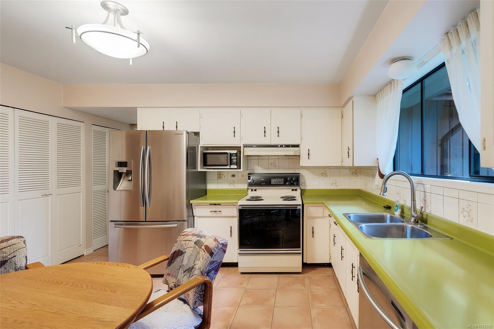 780 Helvetia Cres