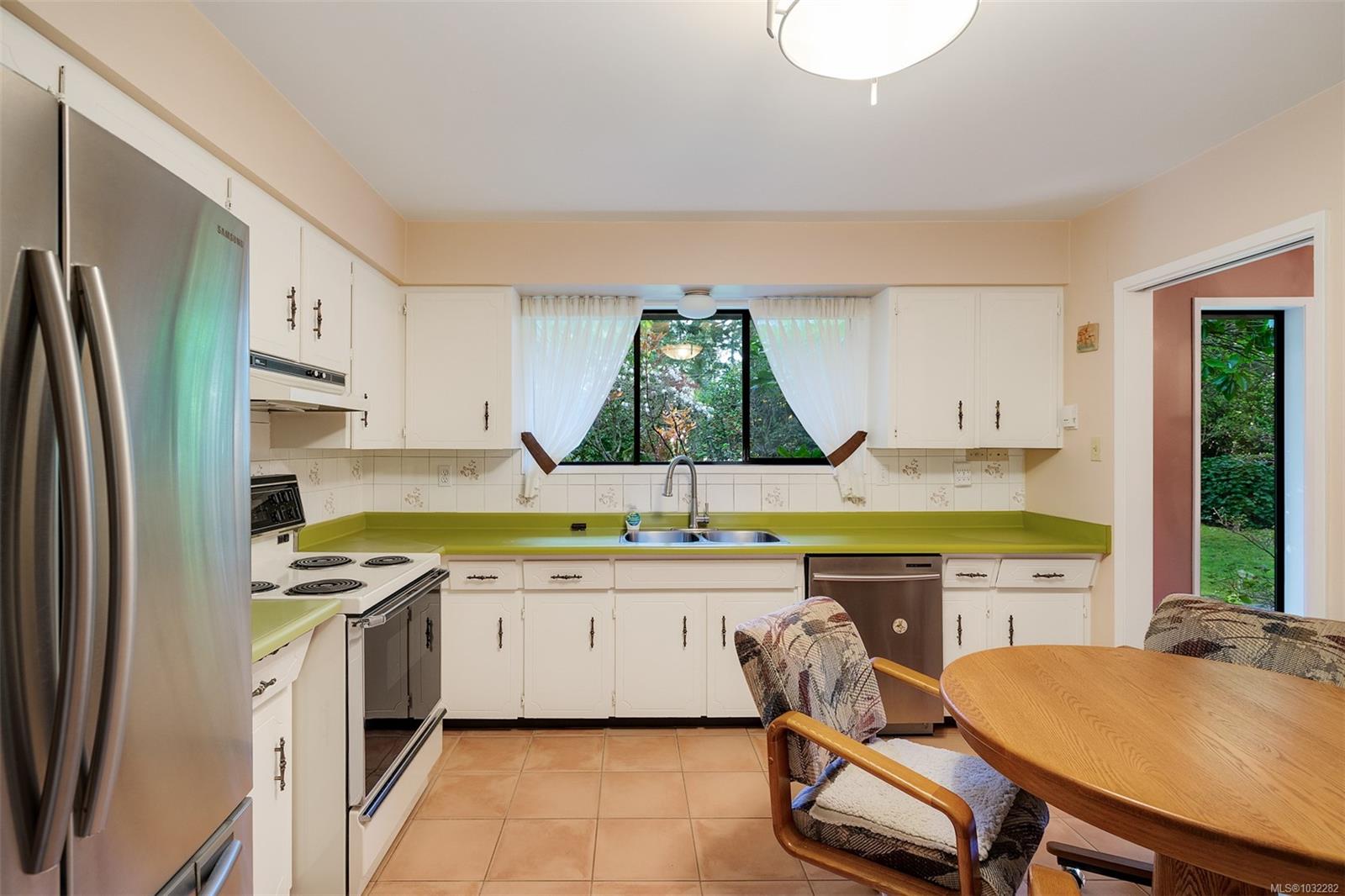 780 Helvetia Cres