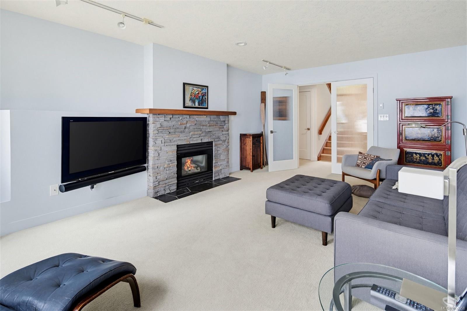 958 Lands End Rd