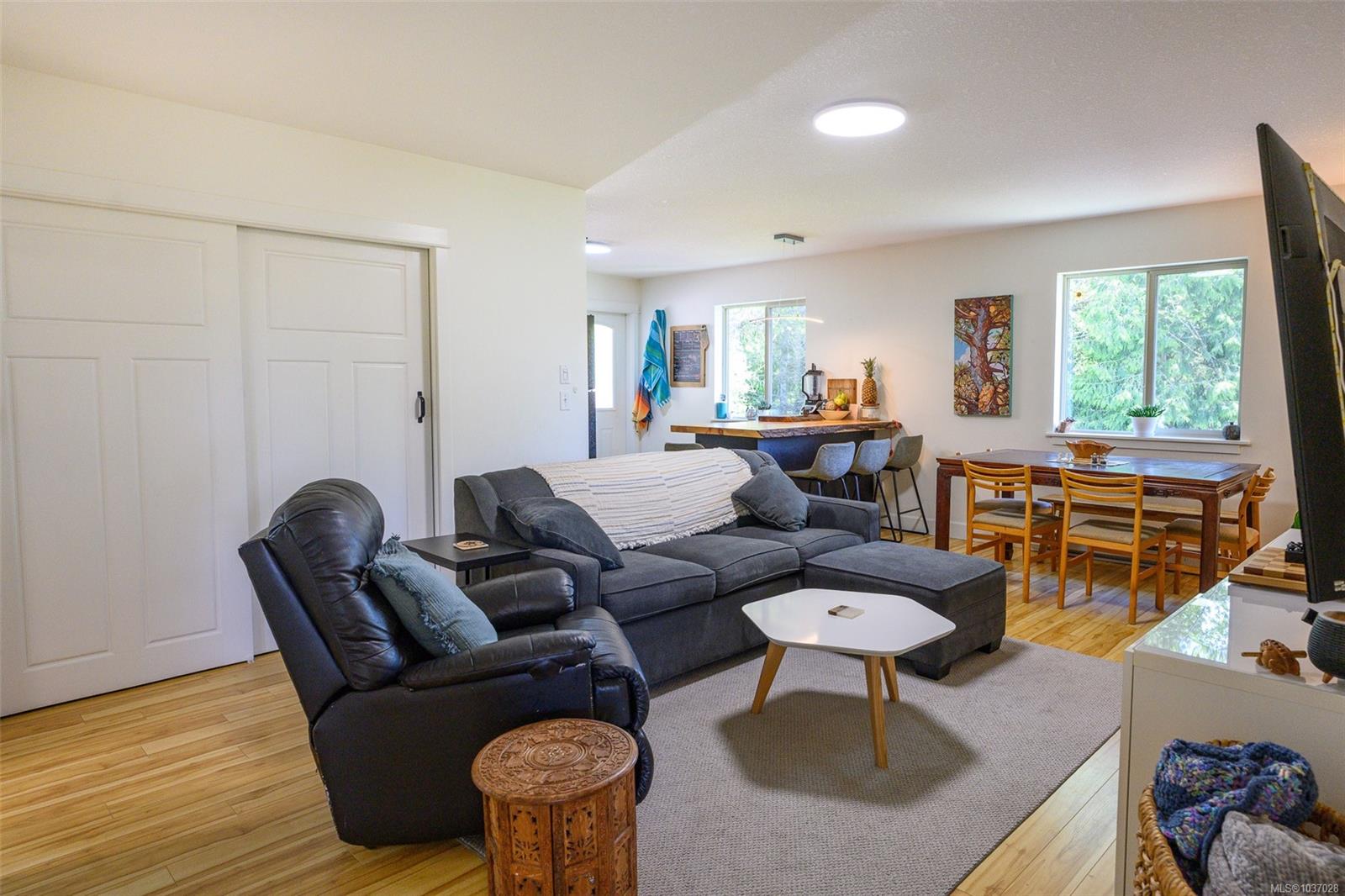 386 Pacific Cres