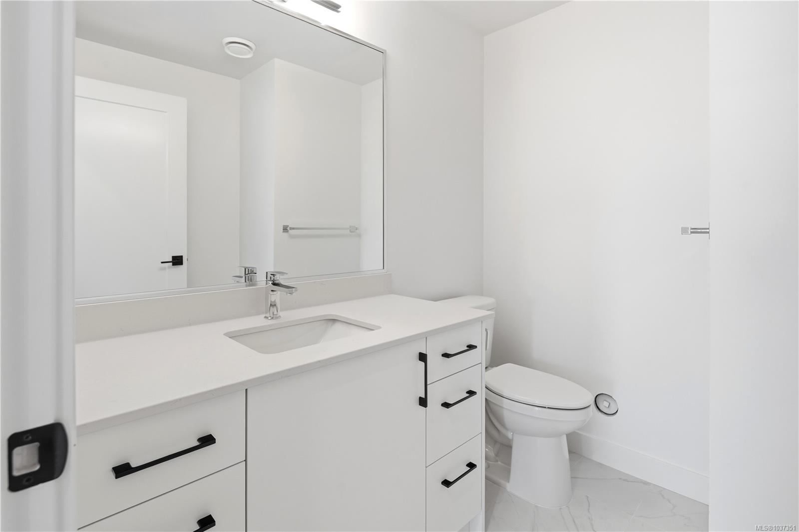 7057 Central Saanich Rd Unit: 101