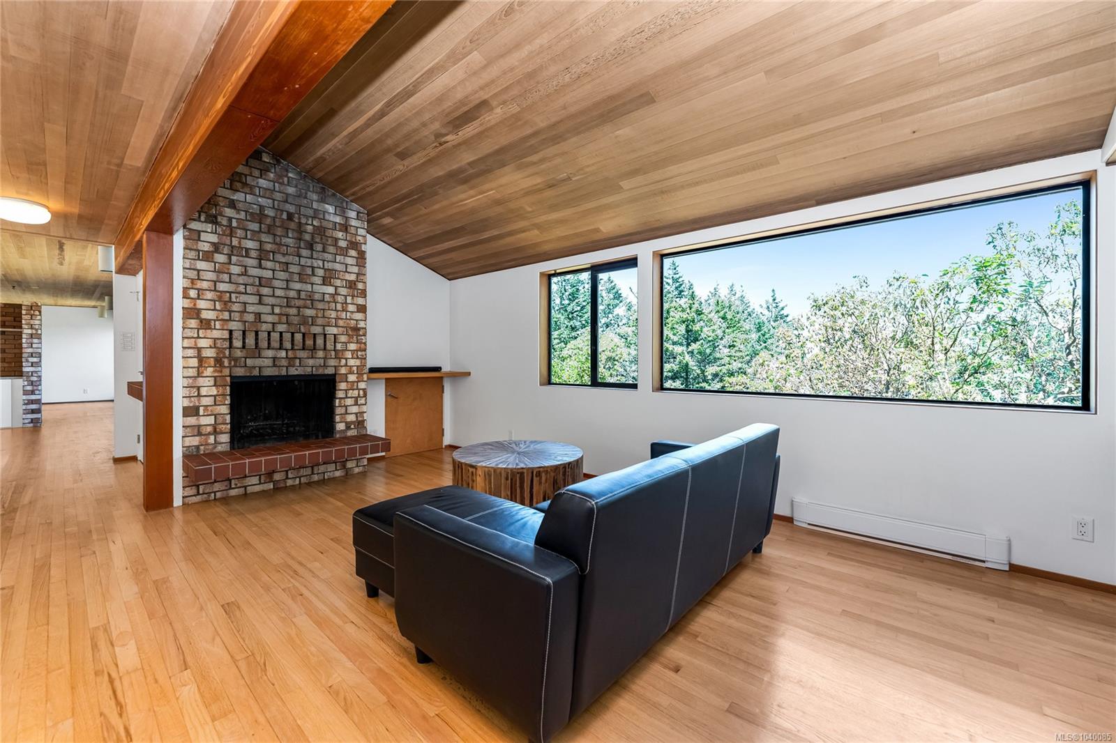 260 Moss Hill Pl