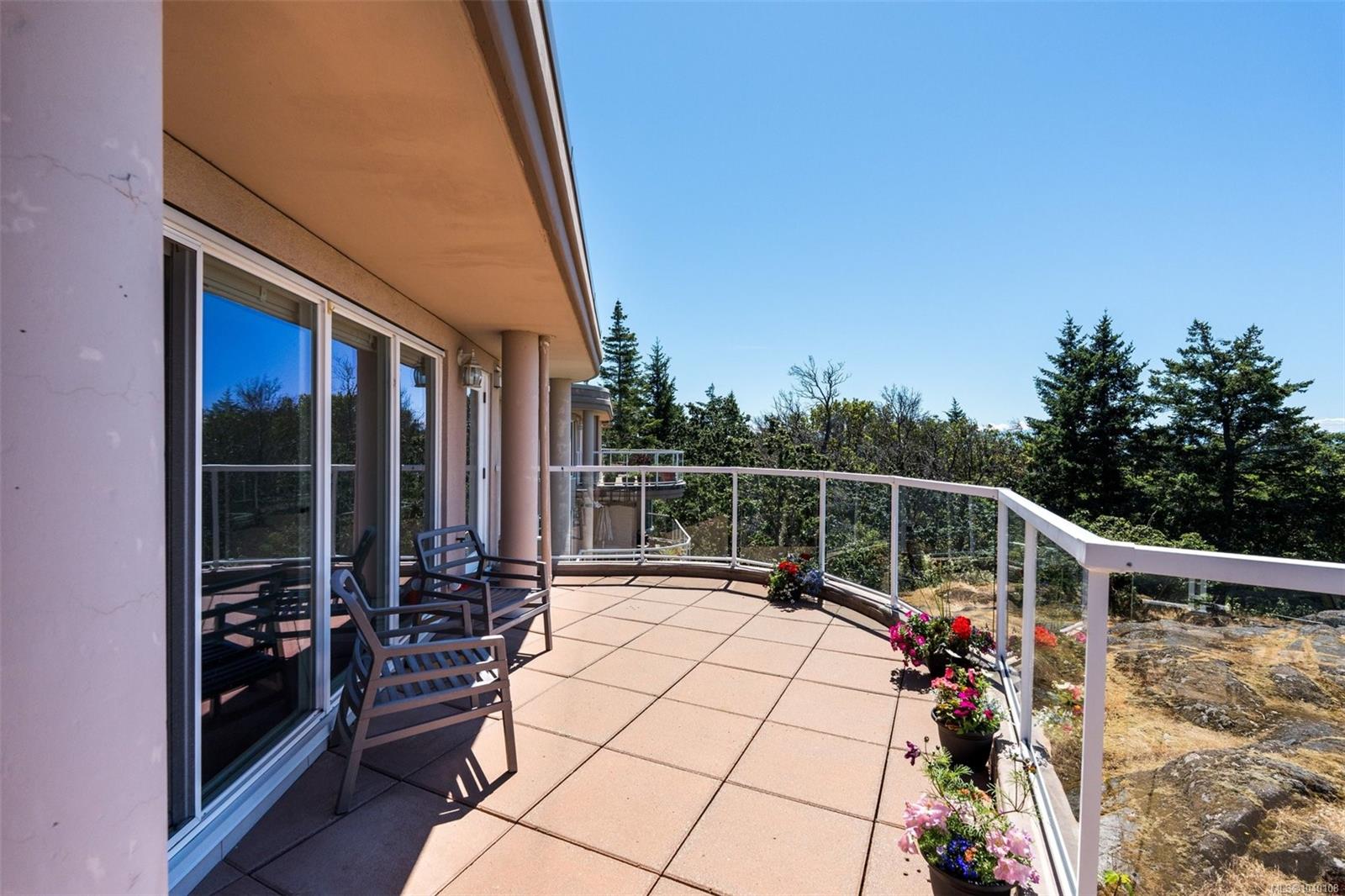 2829 Arbutus Rd #PH52