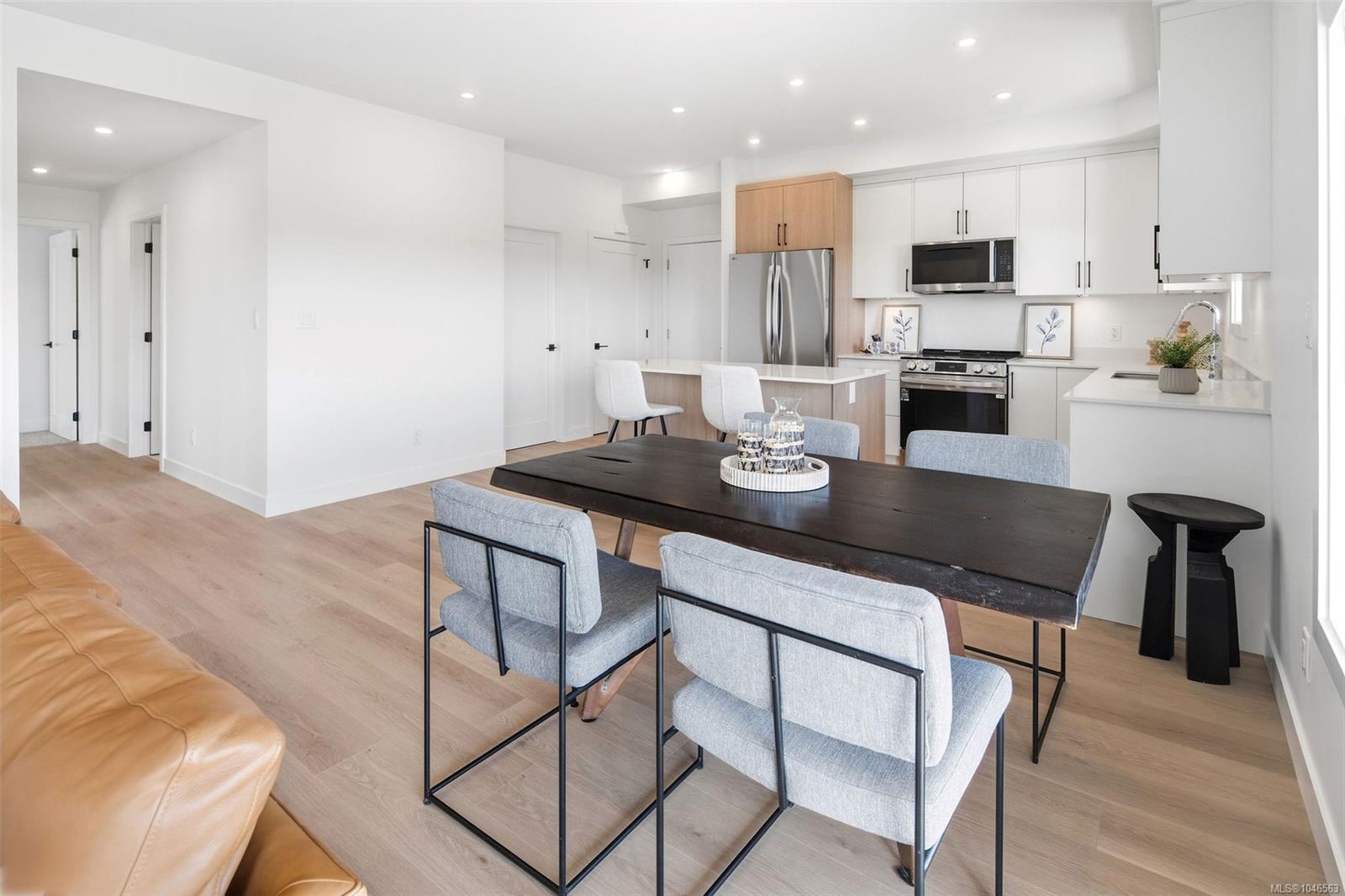 7053 Central Saanich Rd Unit: #201