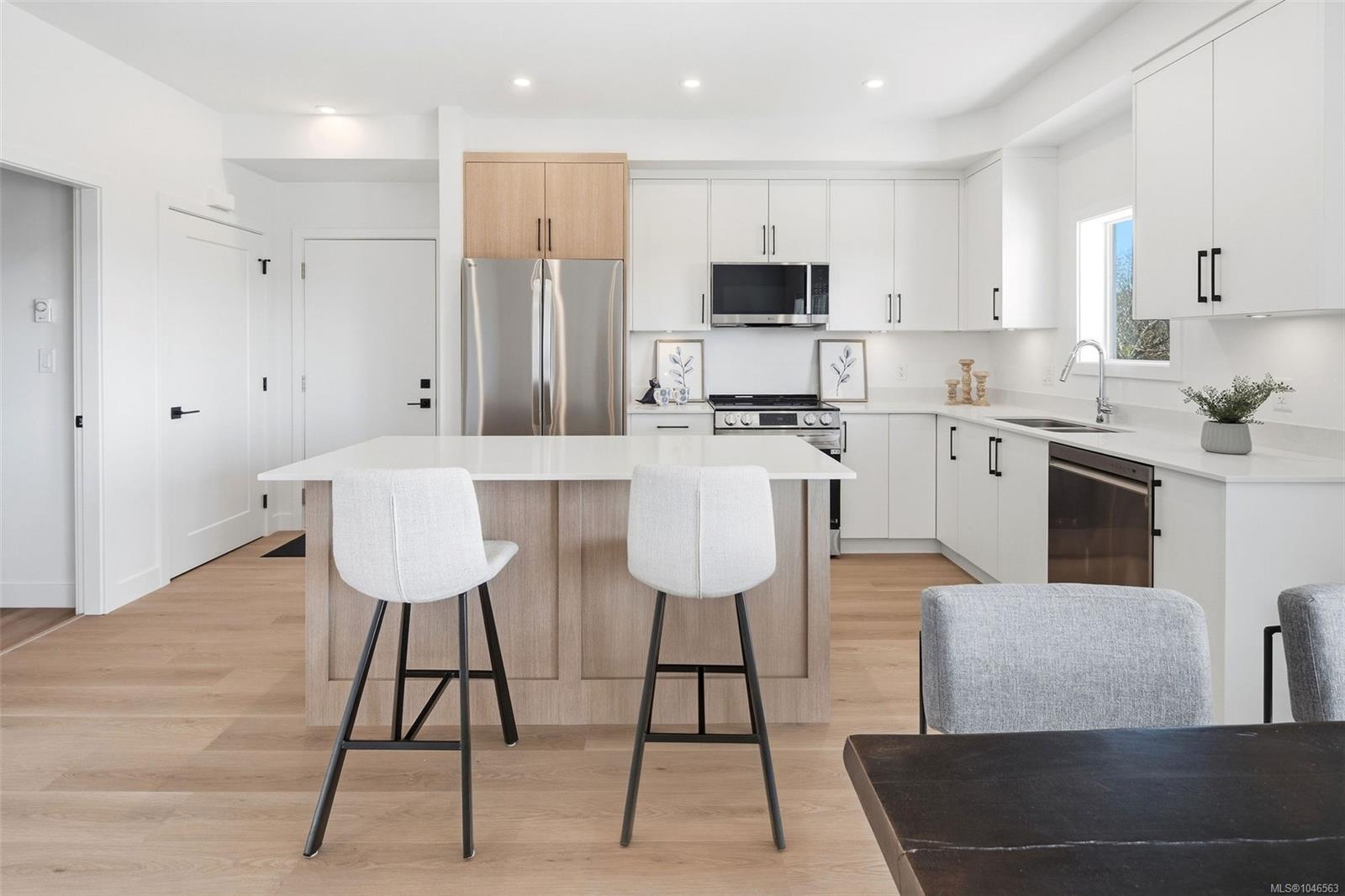 7053 Central Saanich Rd Unit: #201