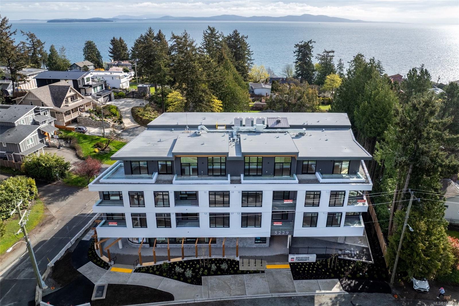 5229 Cordova Bay Rd #301