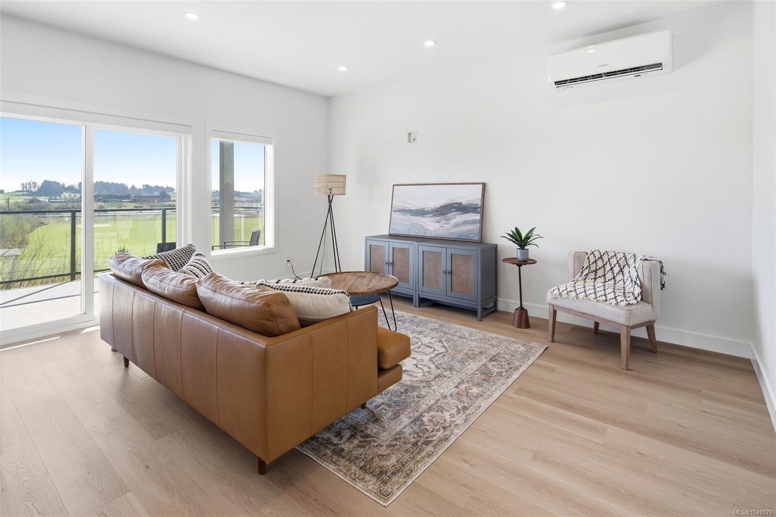 7043 Central Saanich Rd Unit: #201