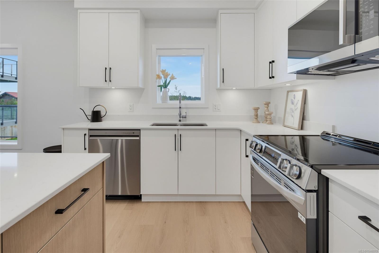 7043 Central Saanich Rd Unit: #201
