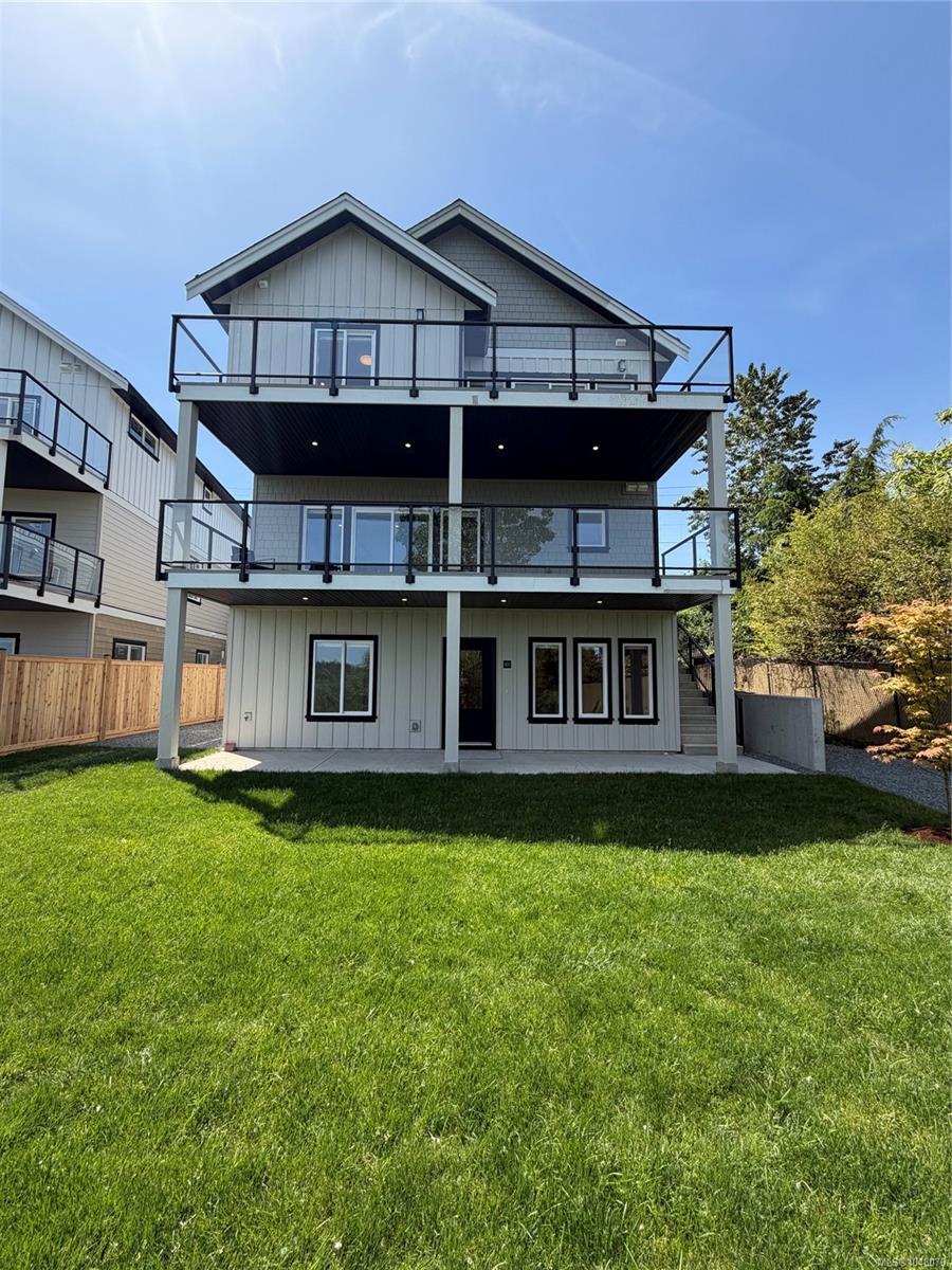 7043 Central Saanich Rd Unit: #201