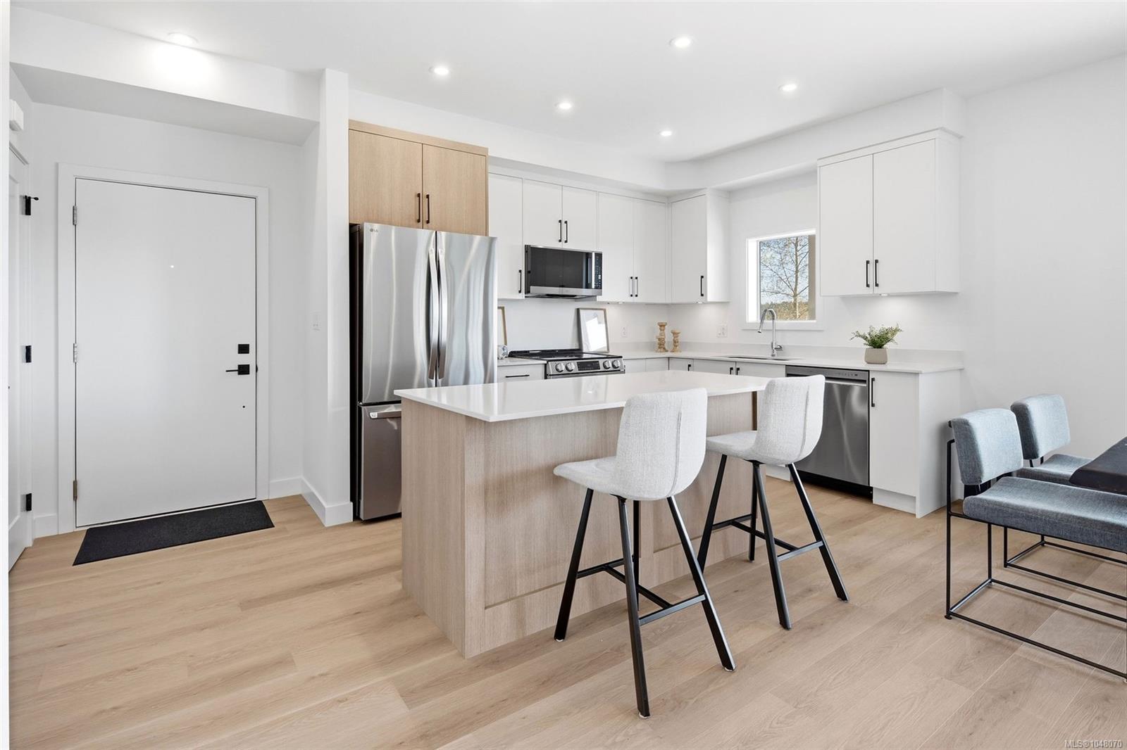 7043 Central Saanich Rd Unit: #201