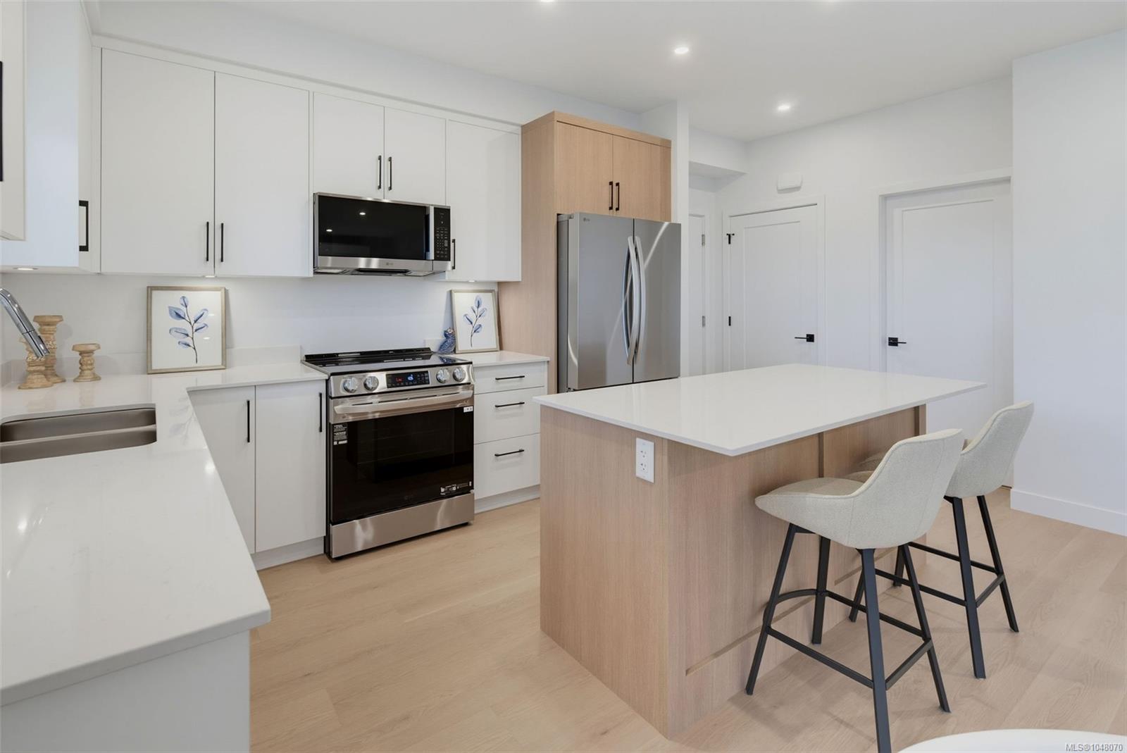 7043 Central Saanich Rd Unit: #201