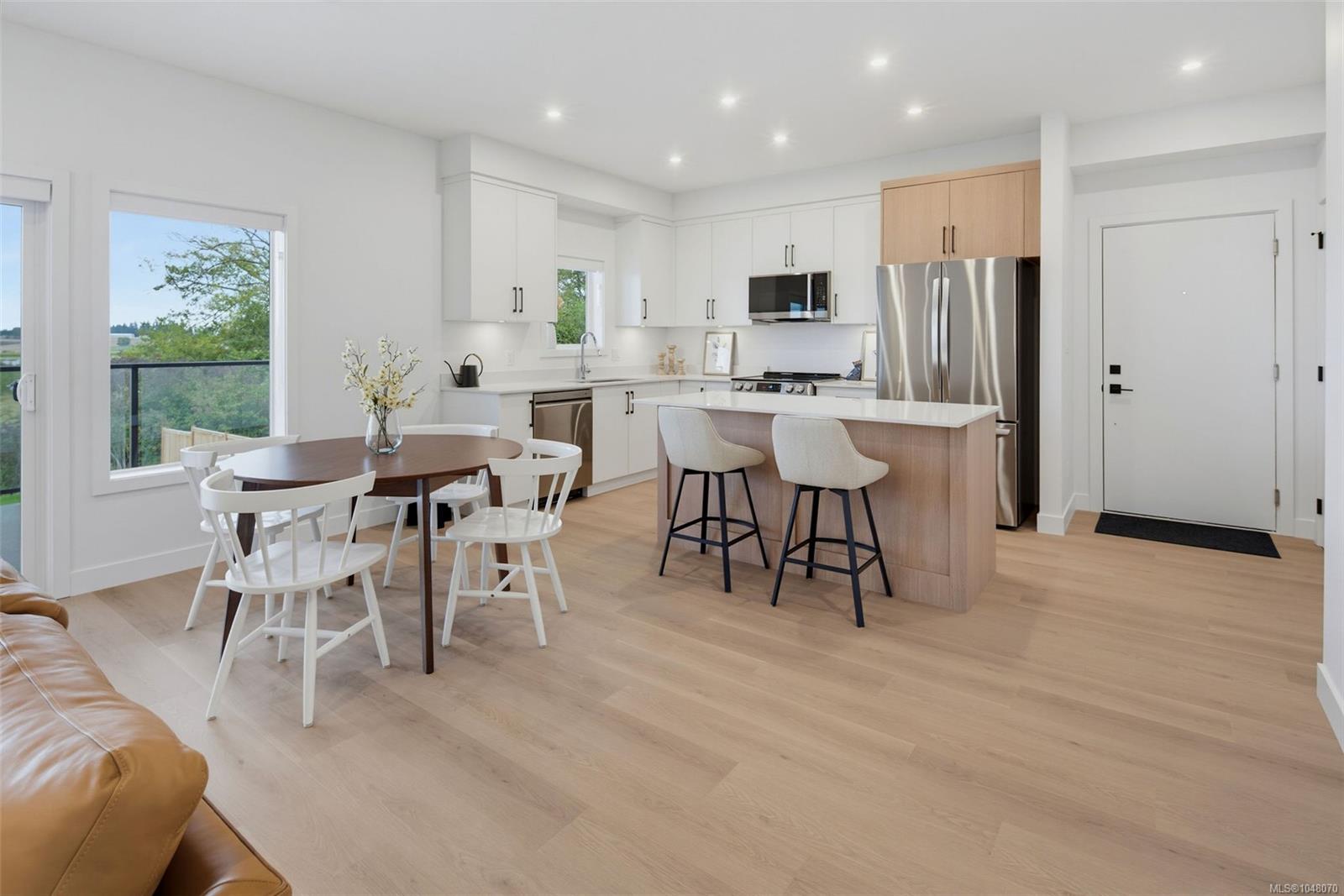 7043 Central Saanich Rd Unit: #201