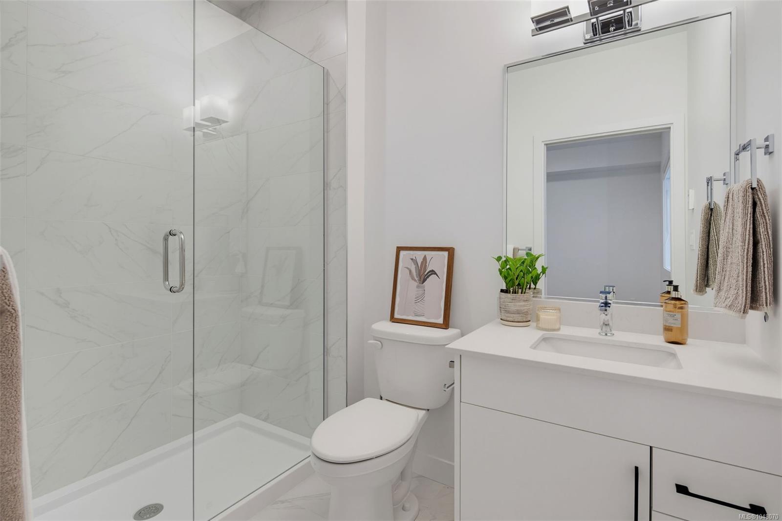 7043 Central Saanich Rd Unit: #201
