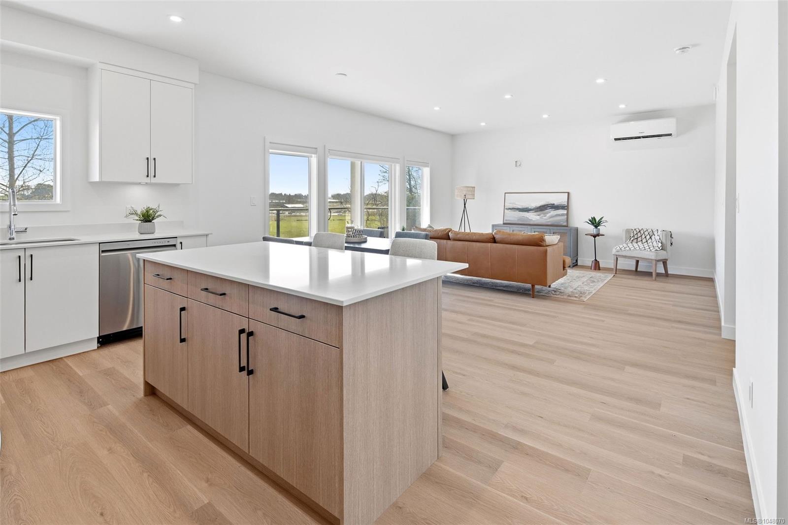 7043 Central Saanich Rd Unit: #201