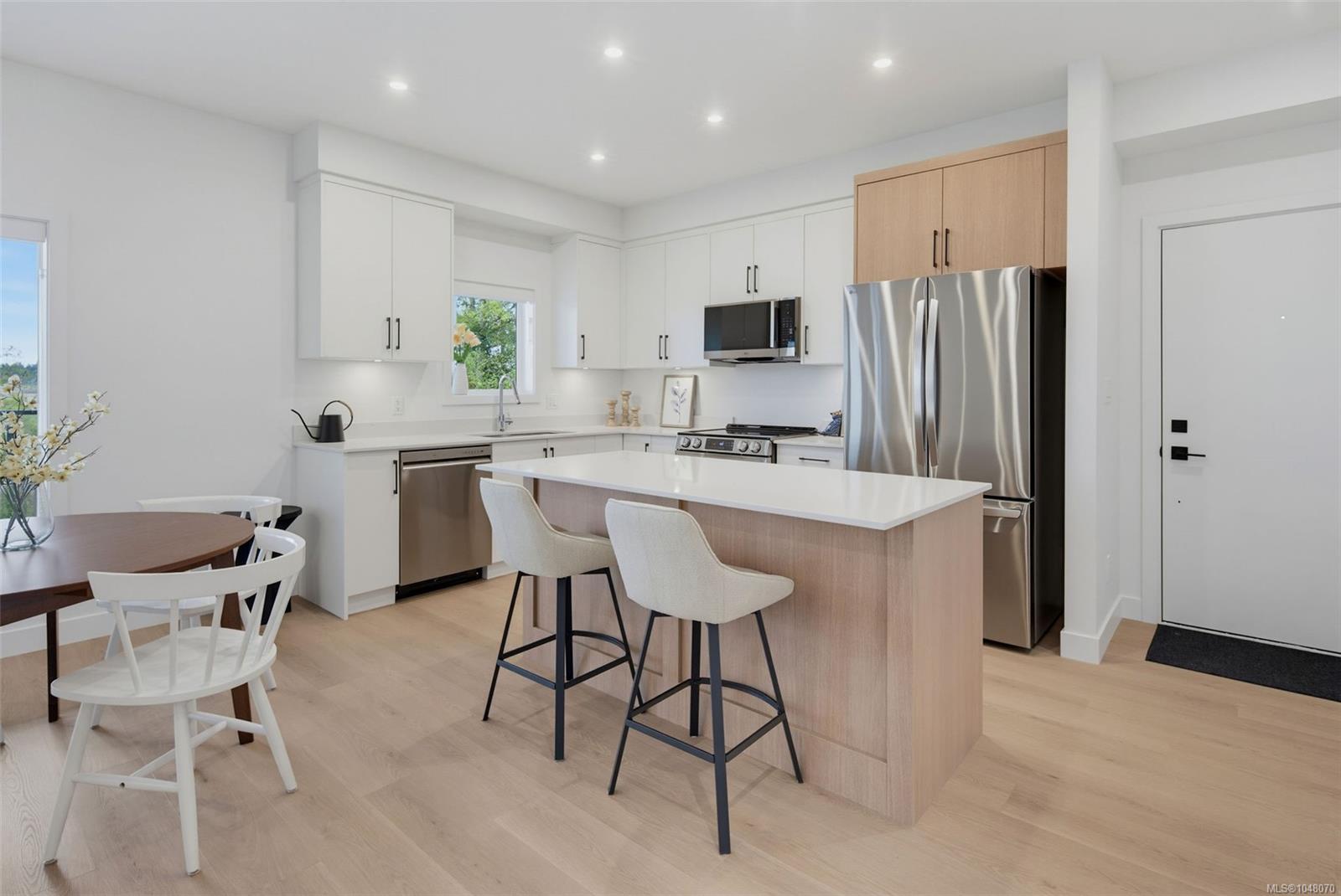 7043 Central Saanich Rd Unit: #201