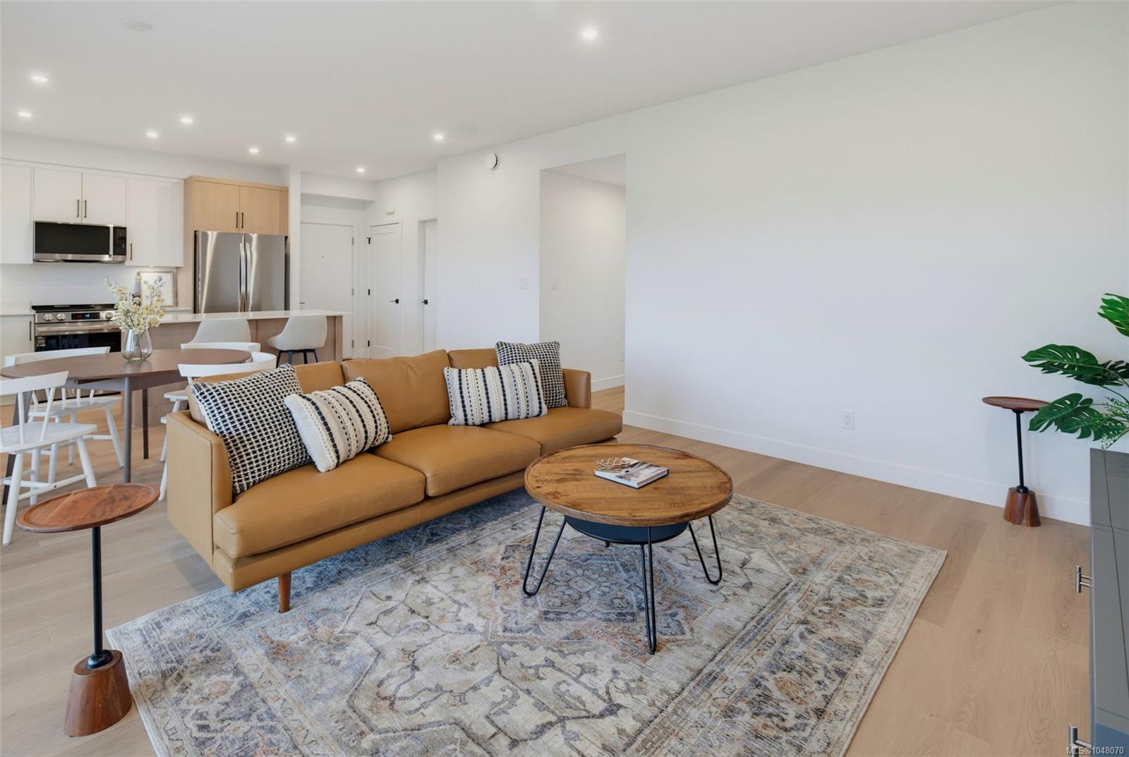 7043 Central Saanich Rd Unit: #201