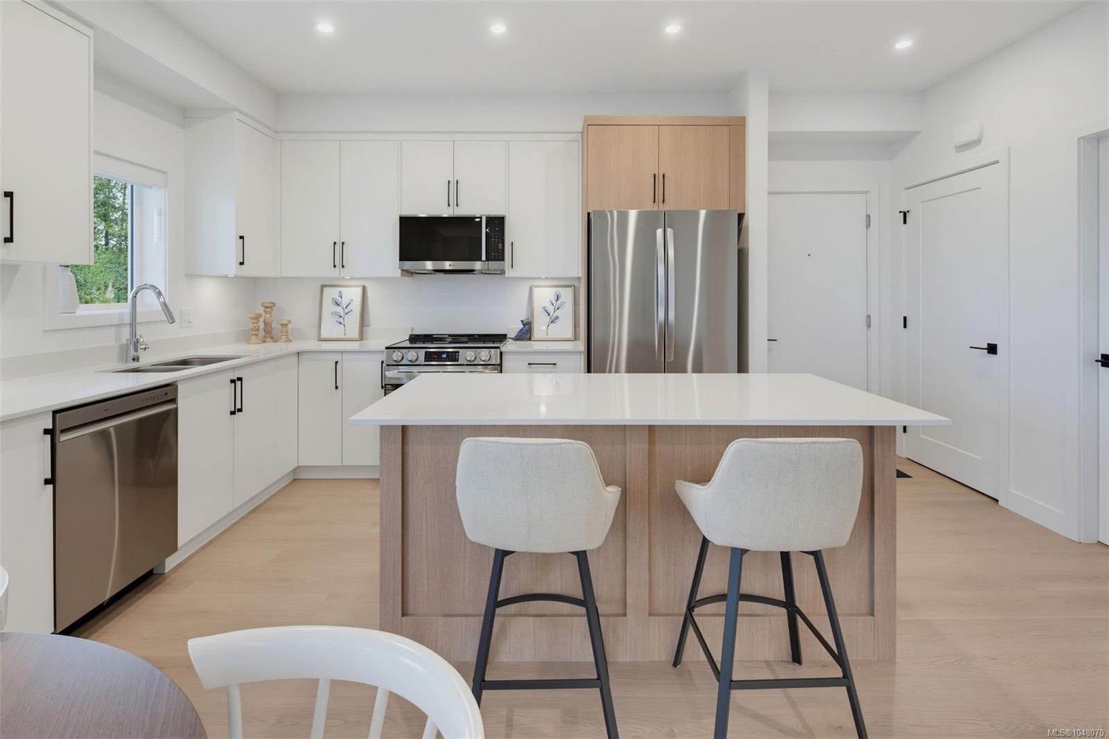 7043 Central Saanich Rd Unit: #201