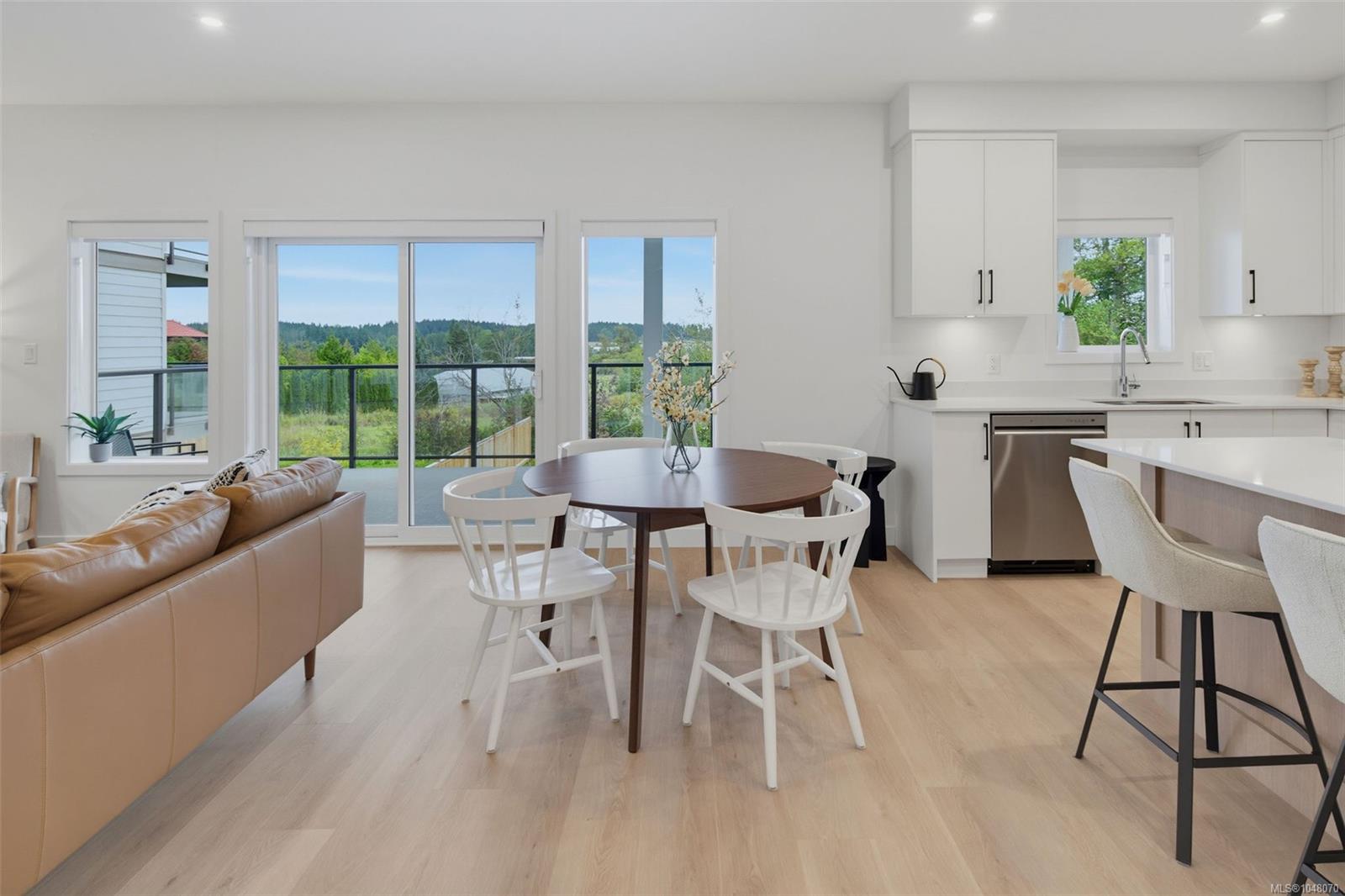 7043 Central Saanich Rd Unit: #201