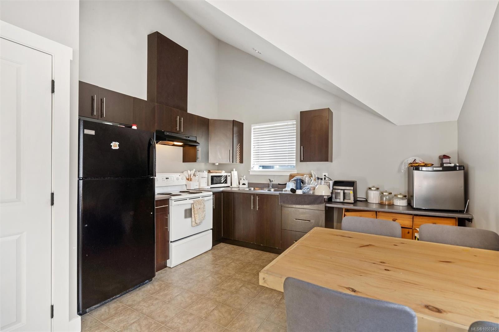 1221 Freshwater Cres