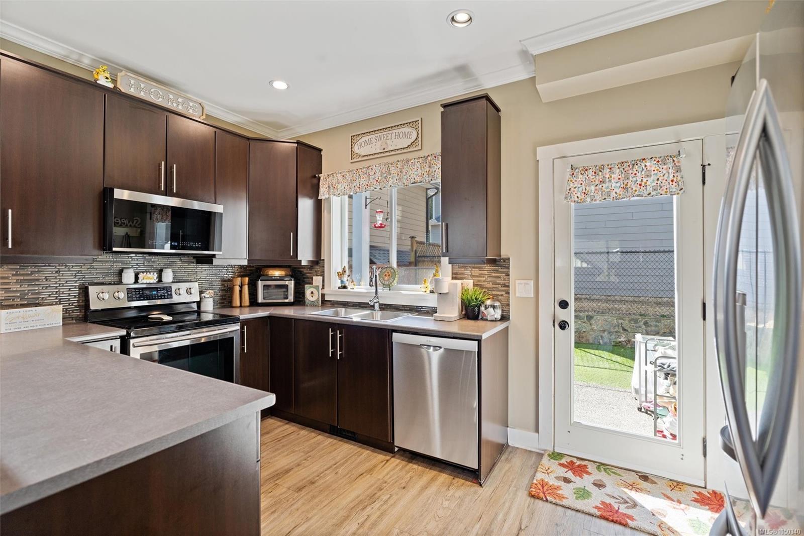 1221 Freshwater Cres