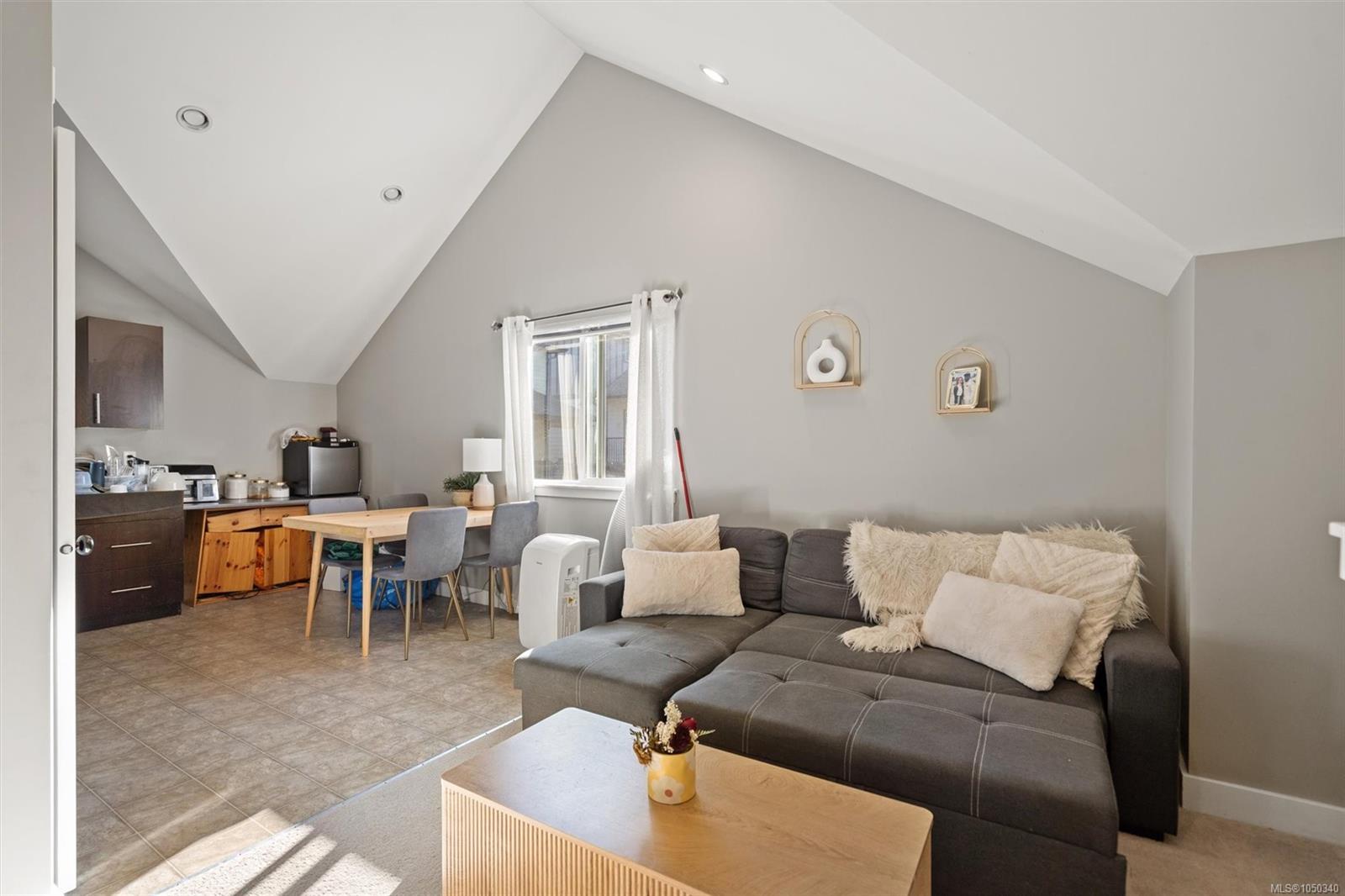 1221 Freshwater Cres