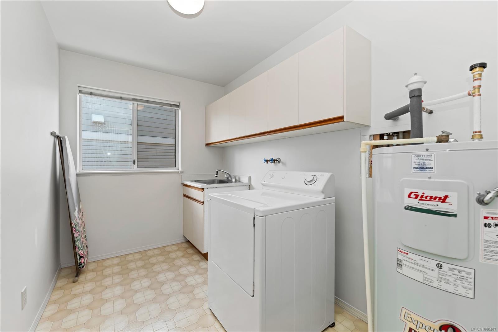 3673 Arbutus Dr