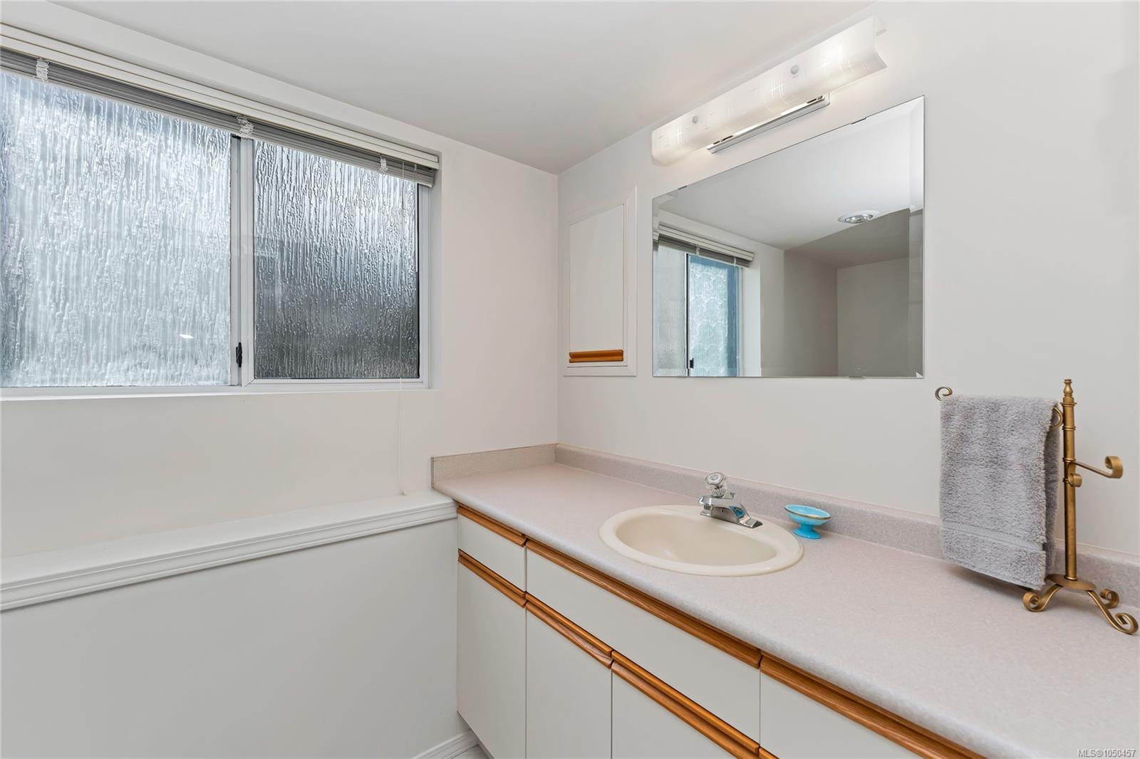 3673 Arbutus Dr