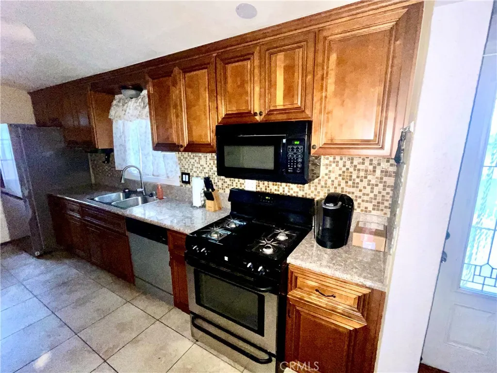 17141 E Tudor