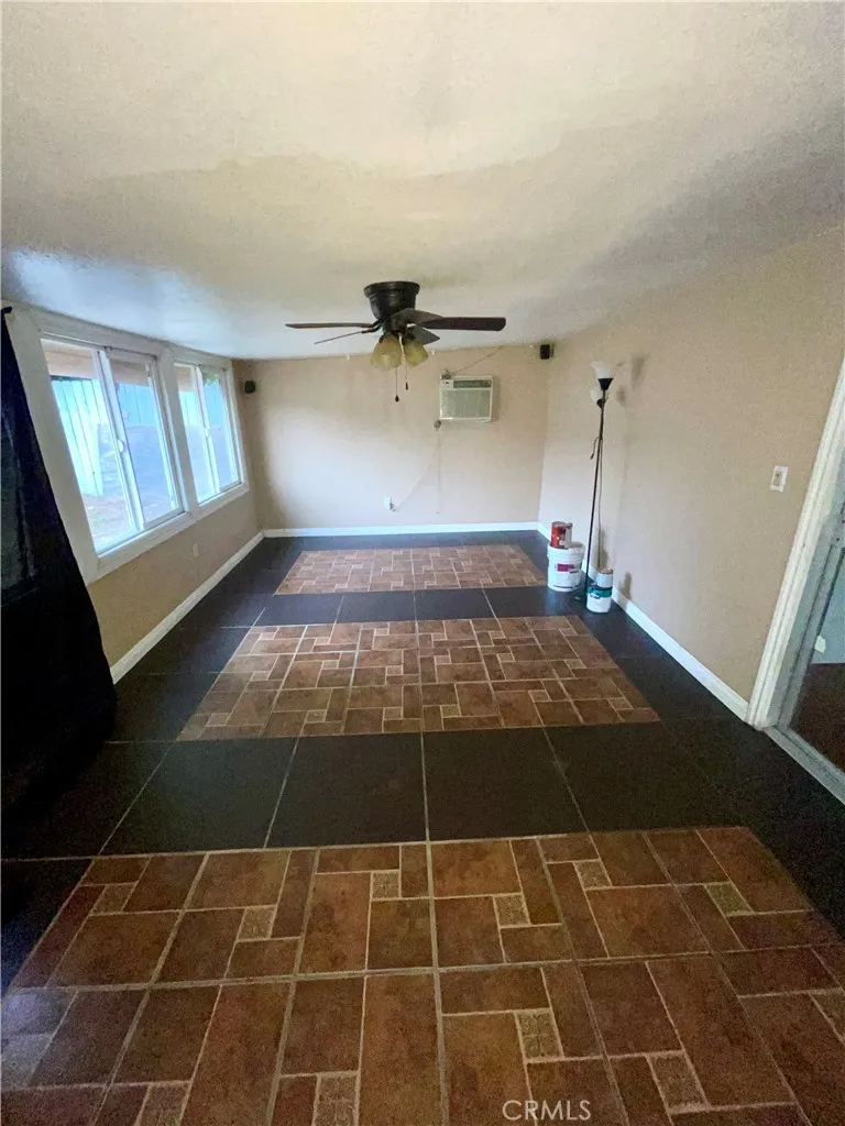 17141 E Tudor