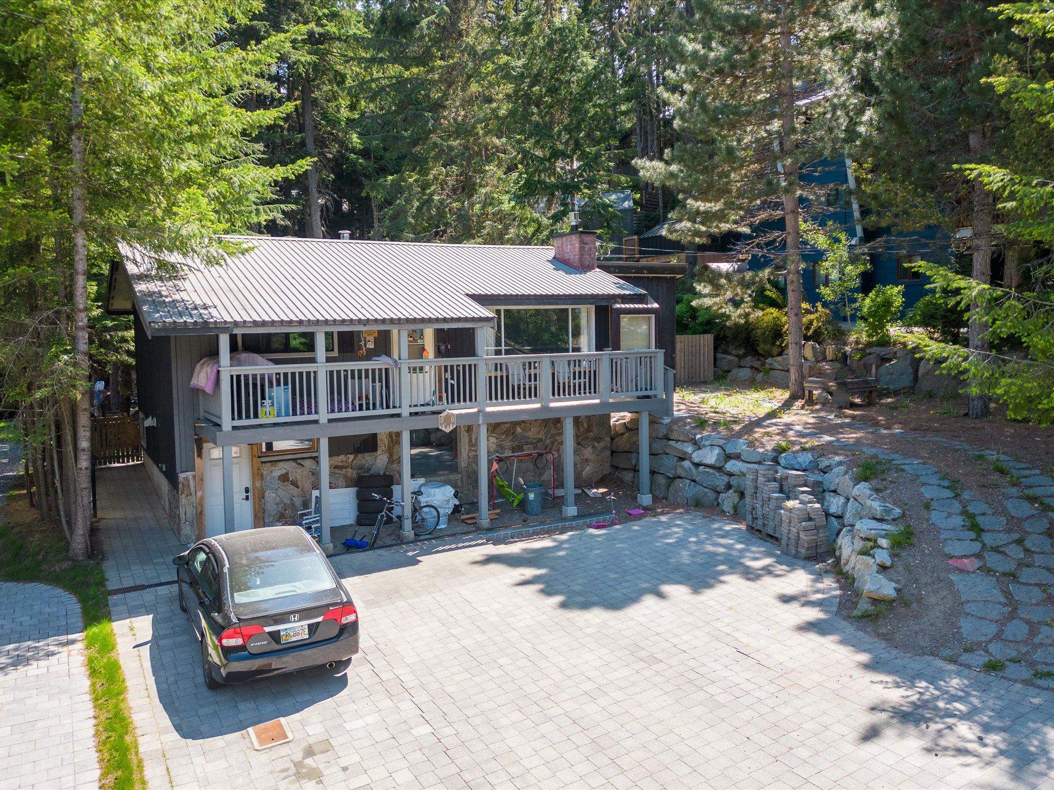 3106 TYROL CRESCENT