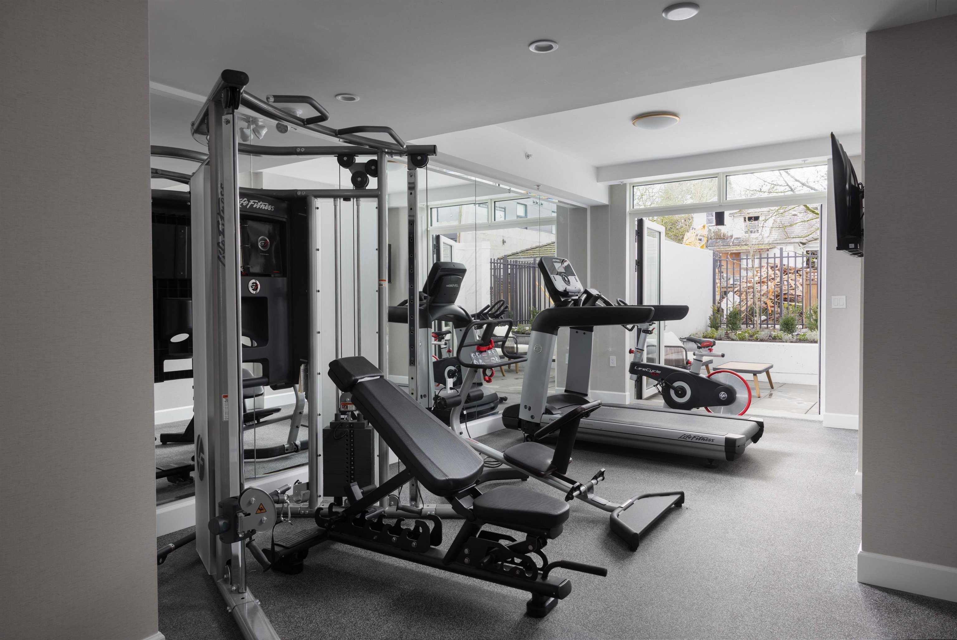 303 3668 W 10TH AVENUE Unit: 303