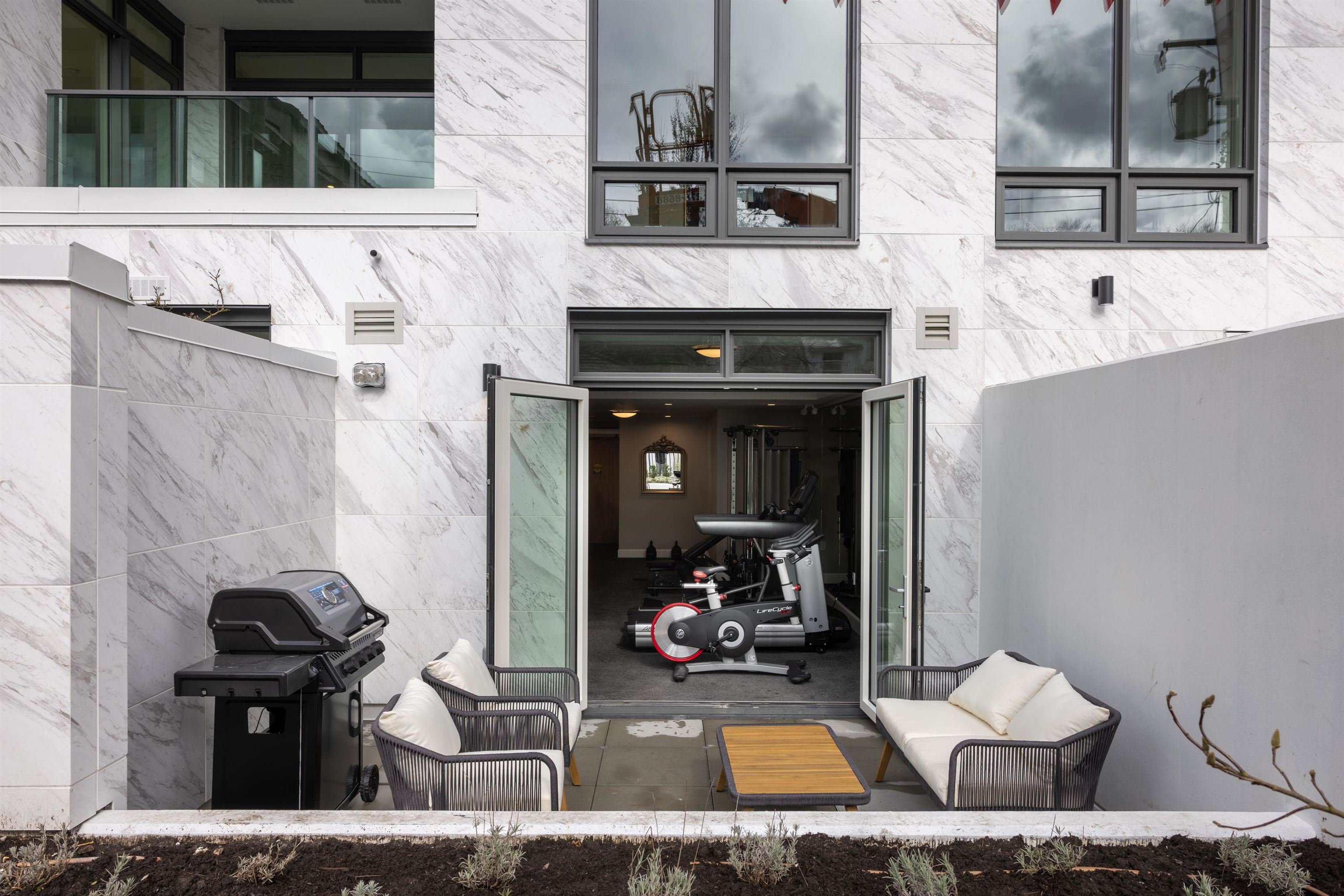 303 3668 W 10TH AVENUE Unit: 303