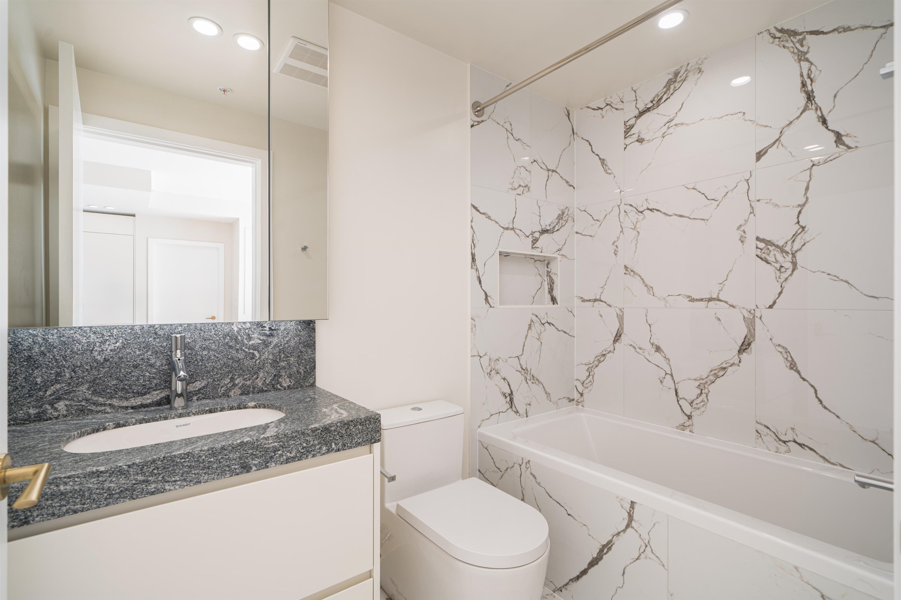 303 3668 W 10TH AVENUE Unit: 303